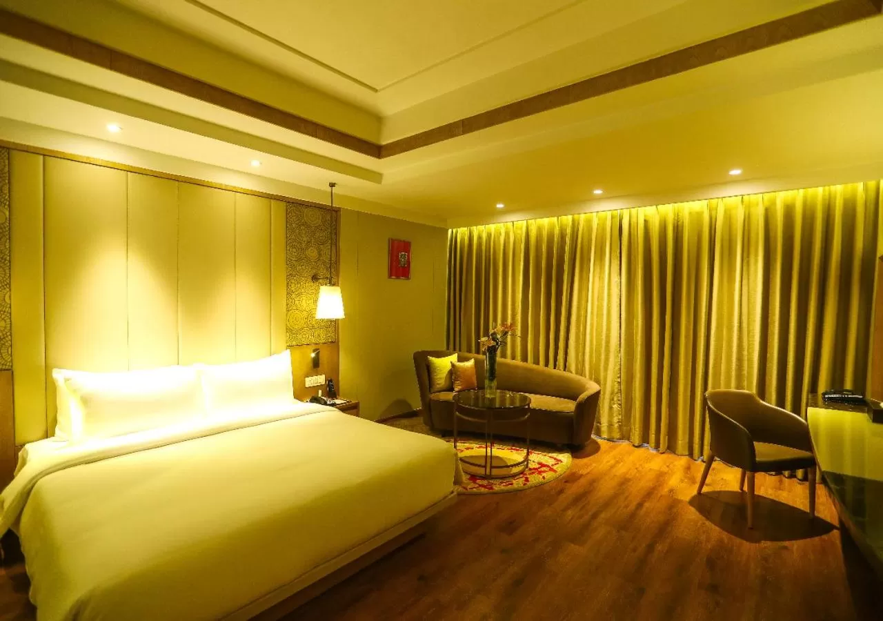 Bedroom, Bed in Radisson Bhopal