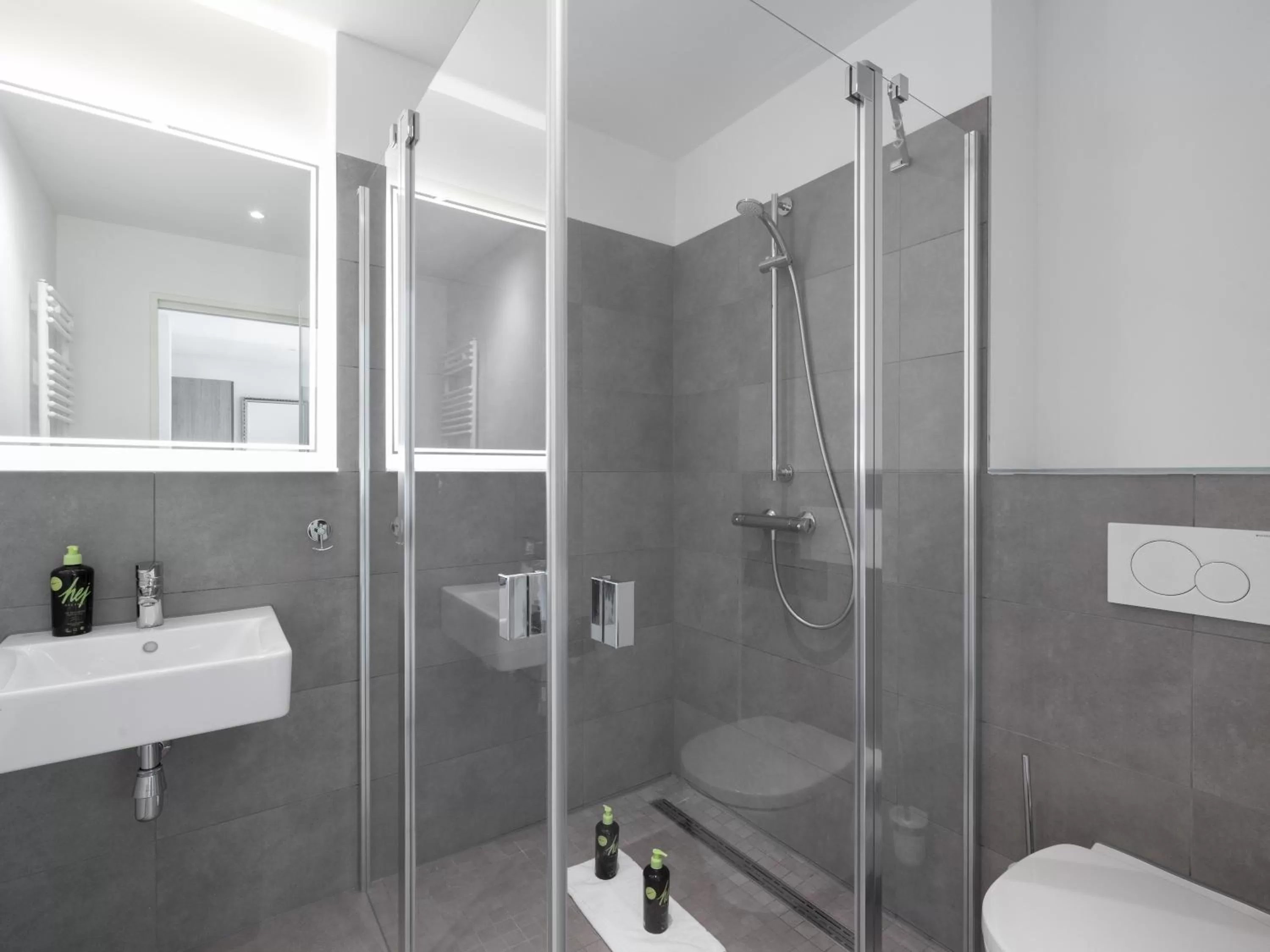 Shower in Limehome Köln Friesenplatz - Digital Access