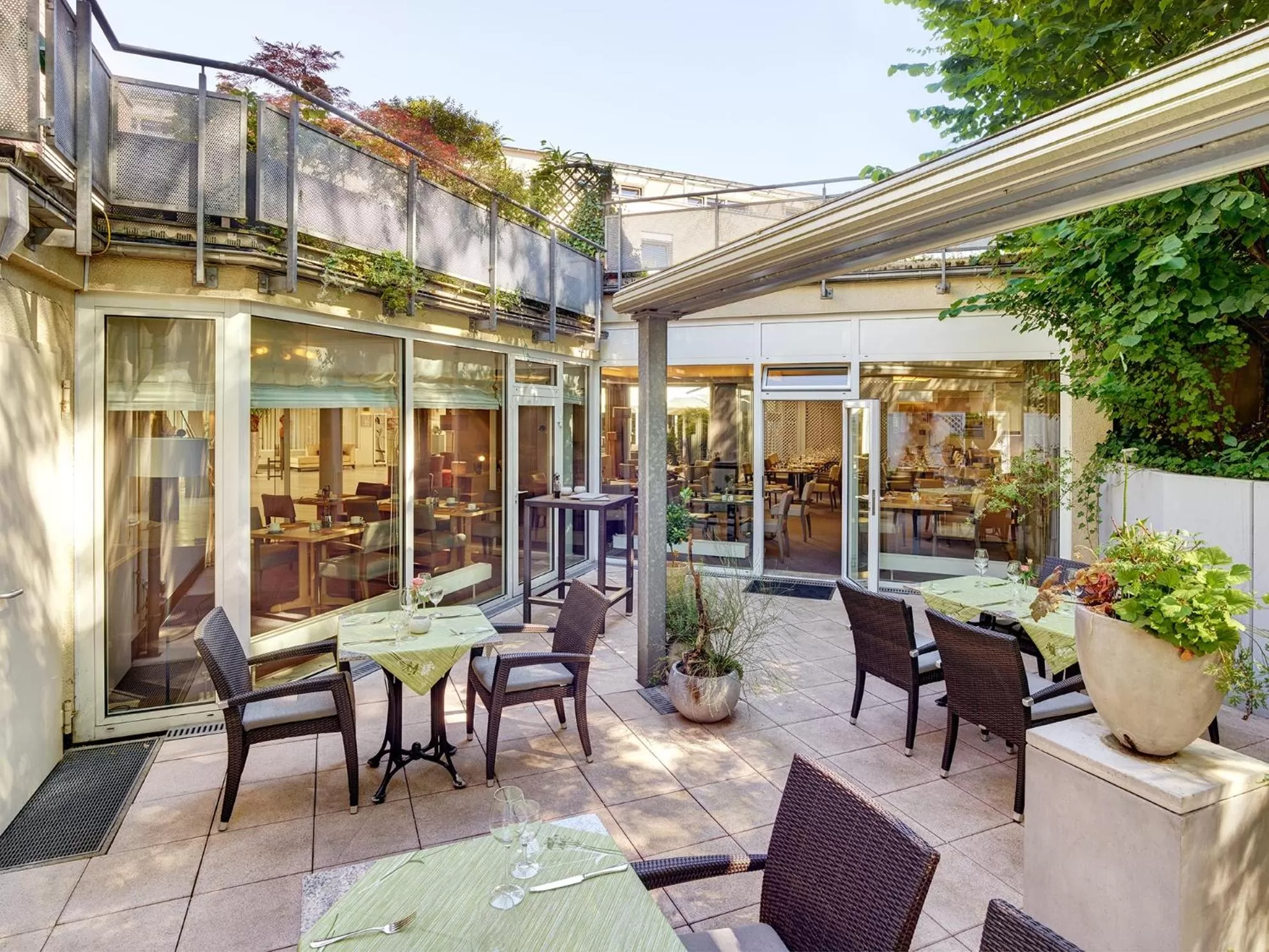 Restaurant/places to eat in Art Hotel Superior