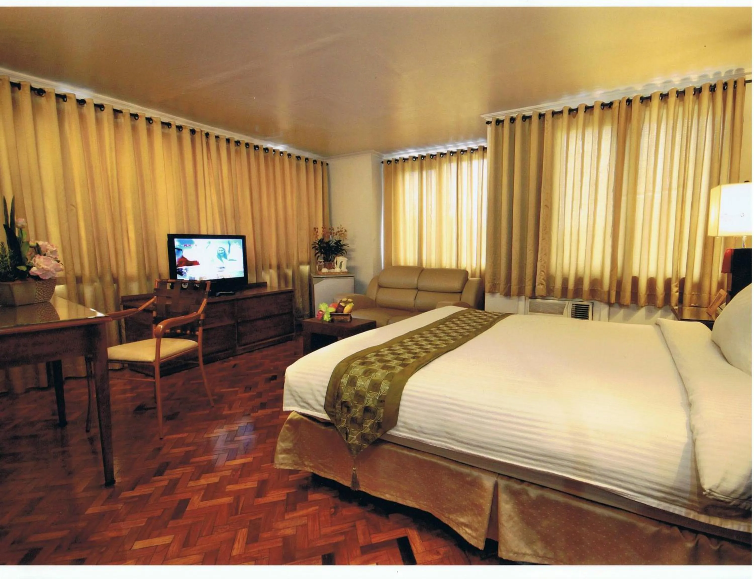 Staff, Bed in Comfy Inn Manila-Kalaw
