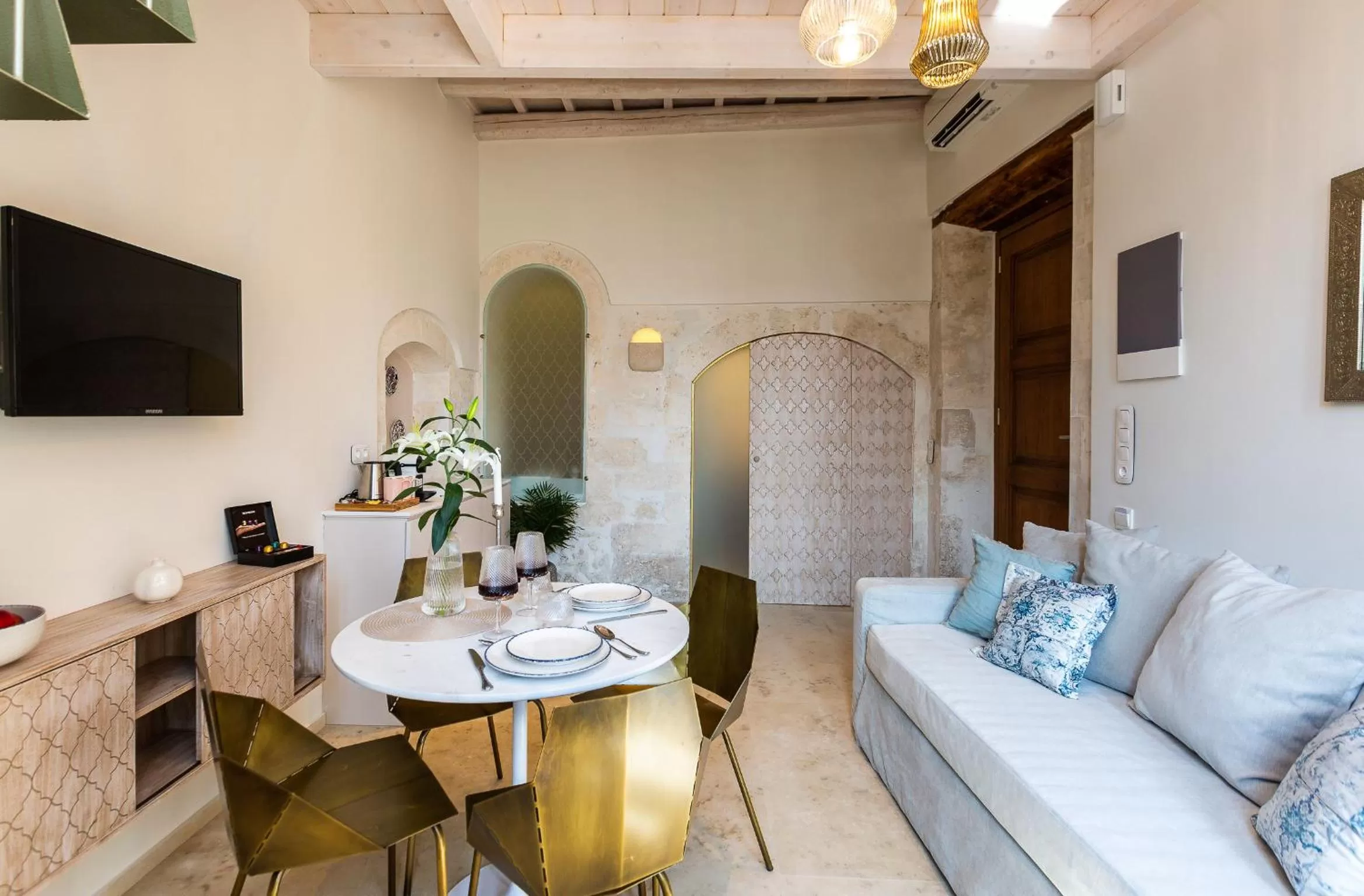 Dining Area in Neratze Hammam Suites