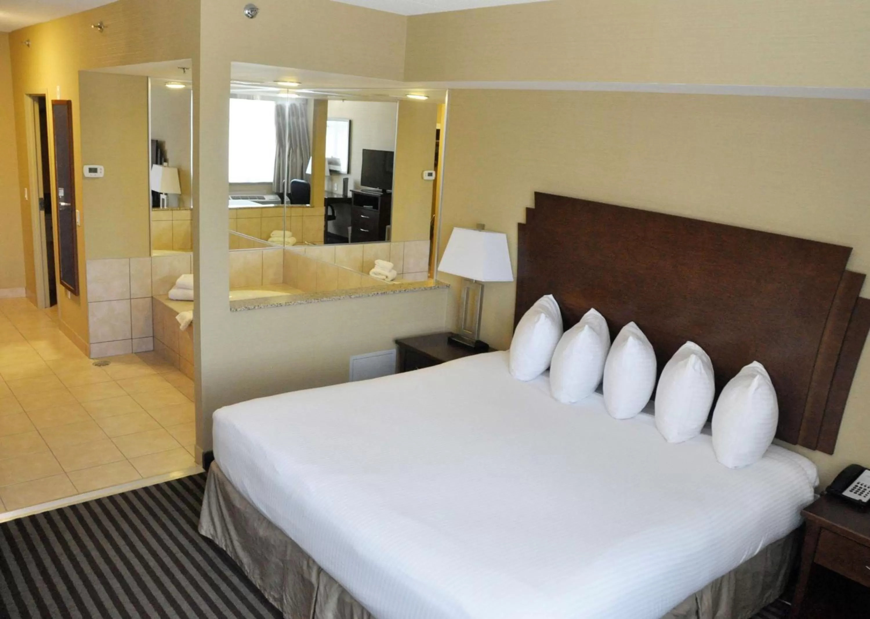 Bedroom in Best Western Plus Barrie