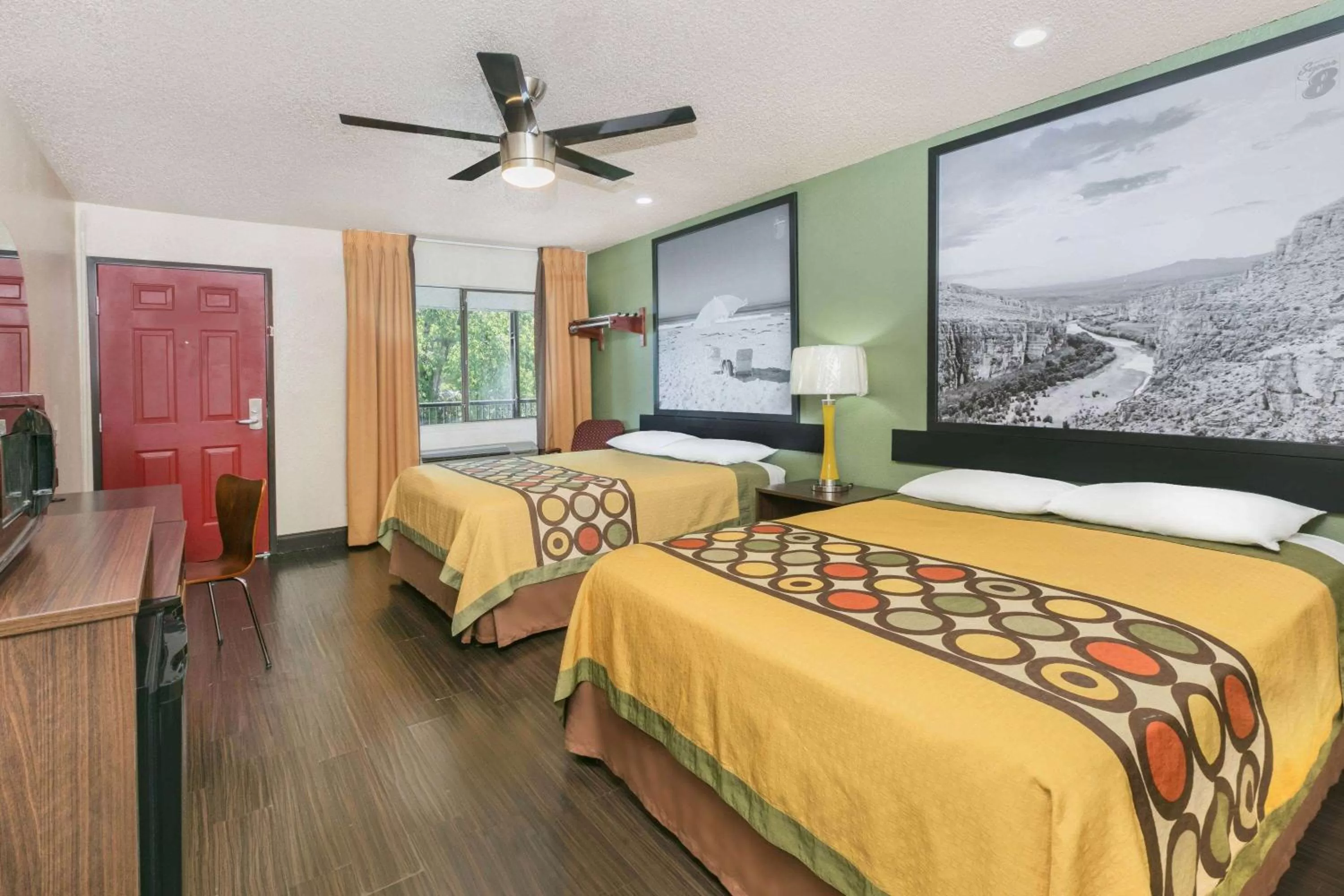 Photo of the whole room, Bed in Super 8 by Wyndham Austin University/Downtown Area