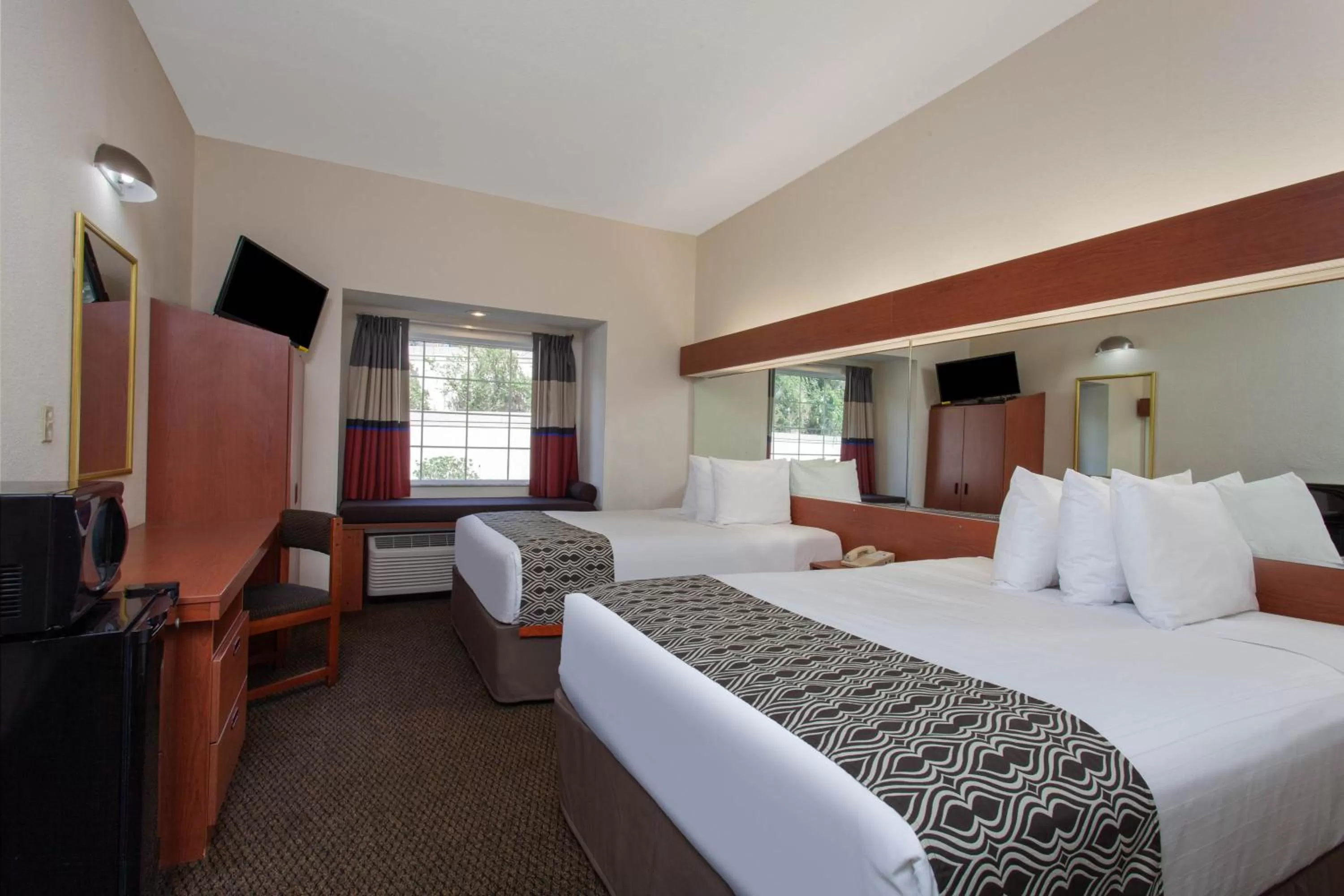 TV and multimedia, Bed in Microtel Inn and Suites by Wyndham - Lady Lake/ The Villages