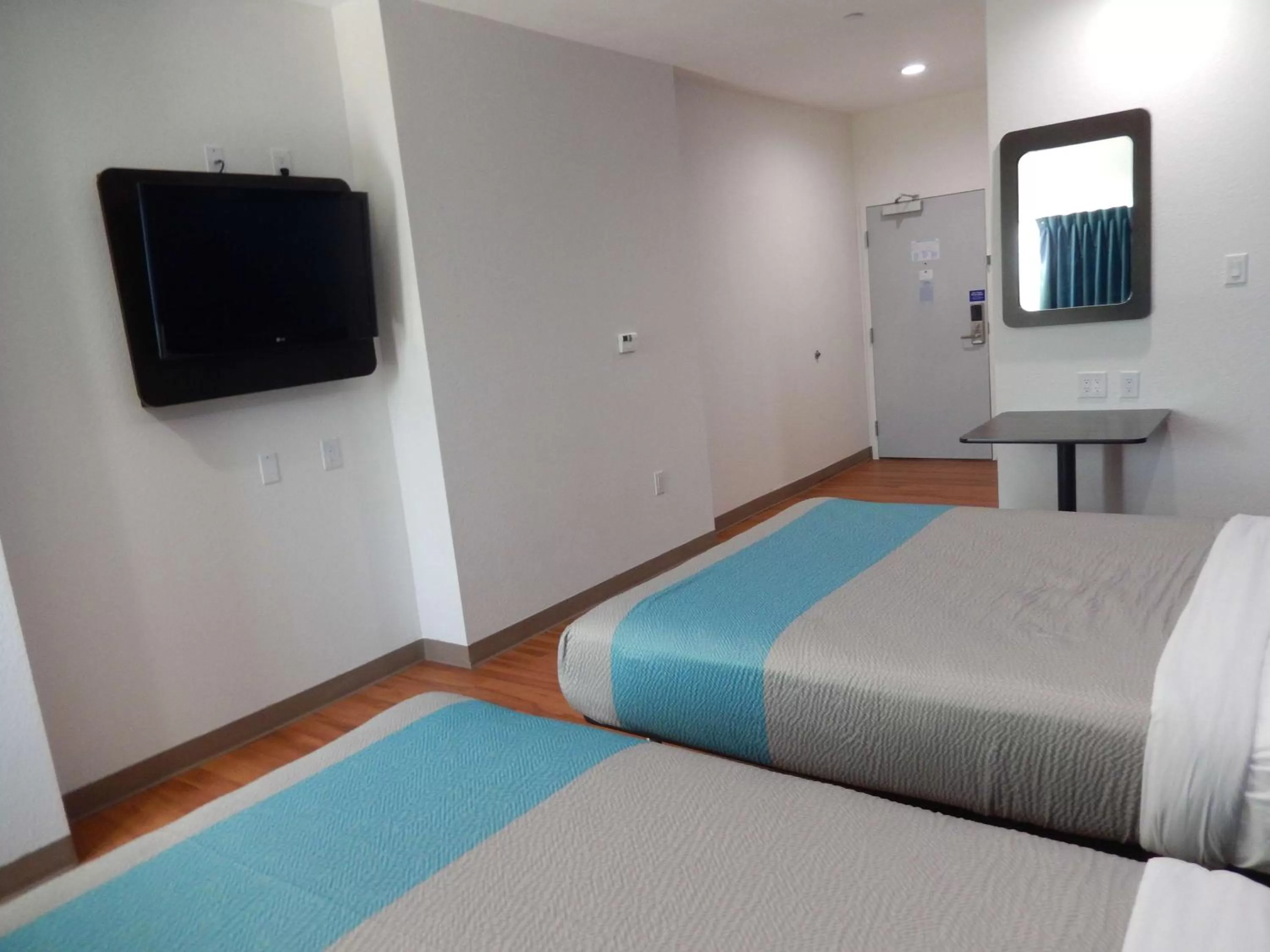 Photo of the whole room, TV/Entertainment Center in Motel 6-Houston, TX - Downtown North