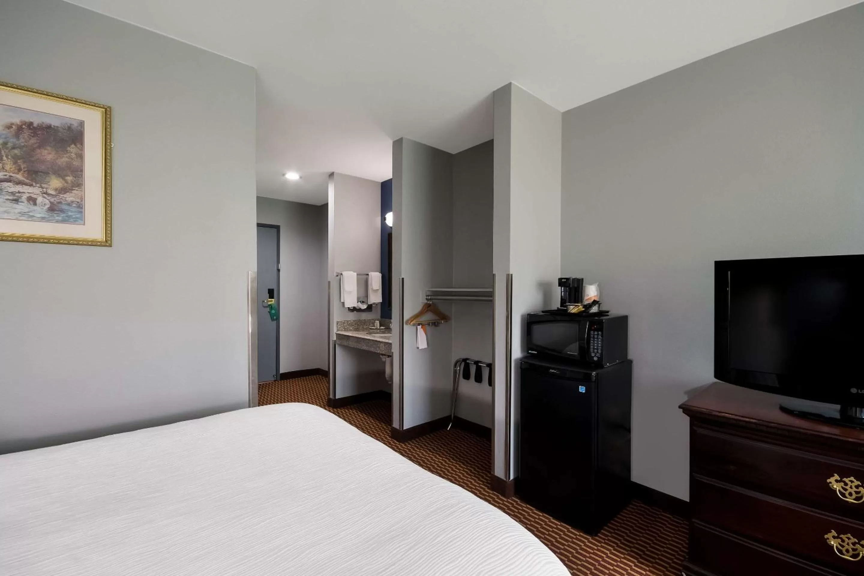 Bedroom, Bed in Quality Inn & Suites Oklahoma City North