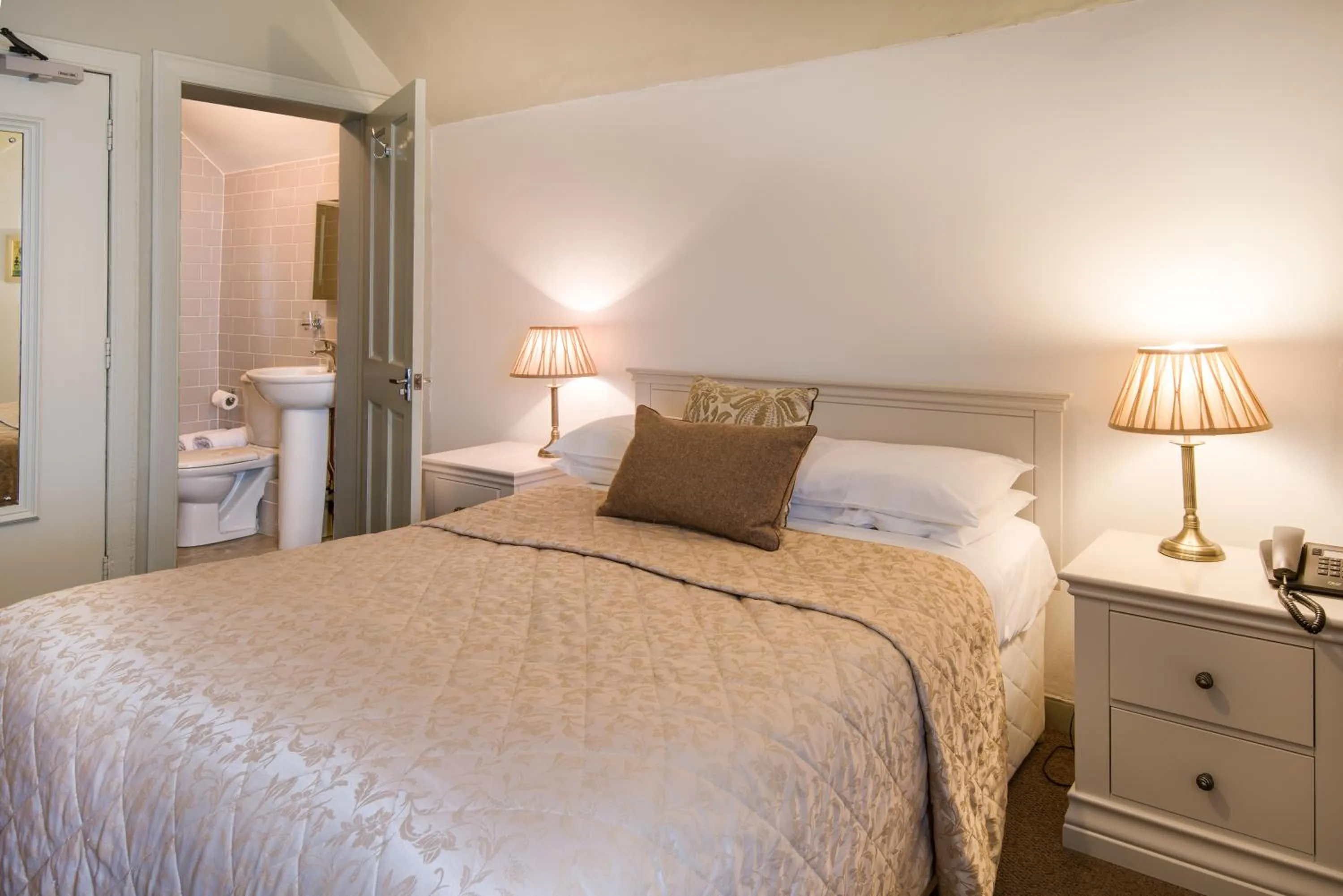 Bedroom, Bed in Queenshead Hotel Kelso