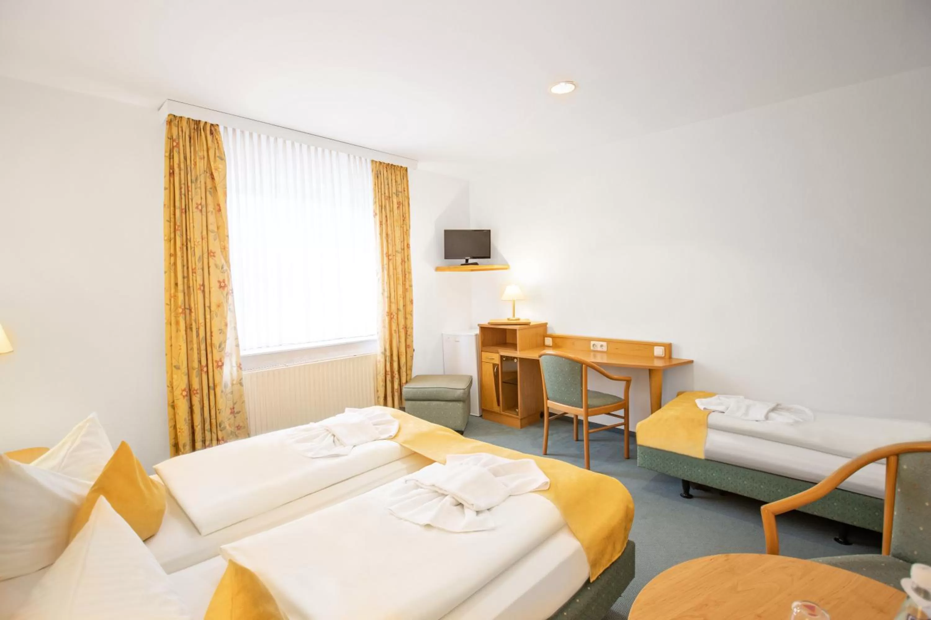 Photo of the whole room, Bed in Hotel garni Zwickau-Mosel