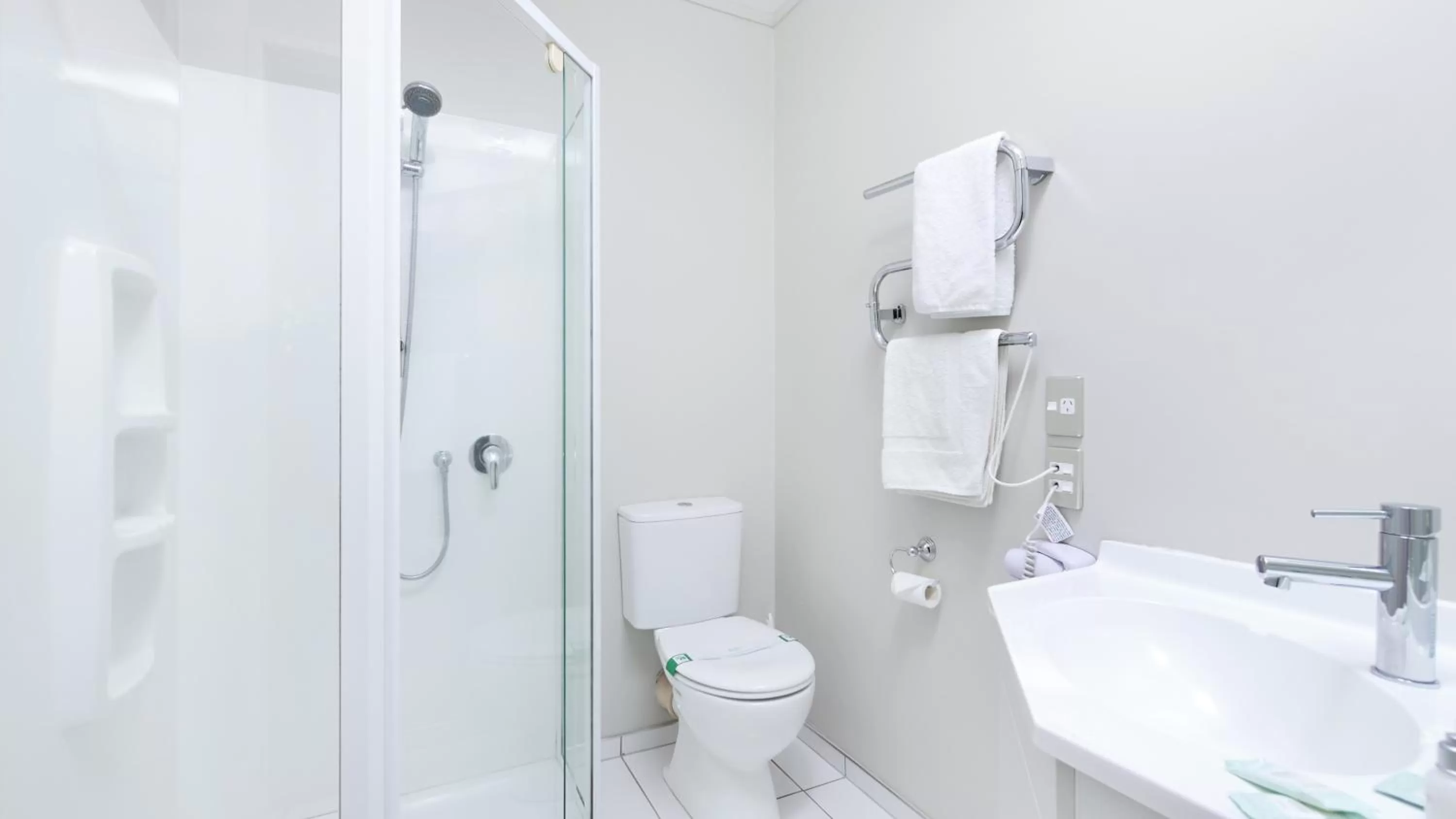 Shower in Arthur's Court Motor Lodge