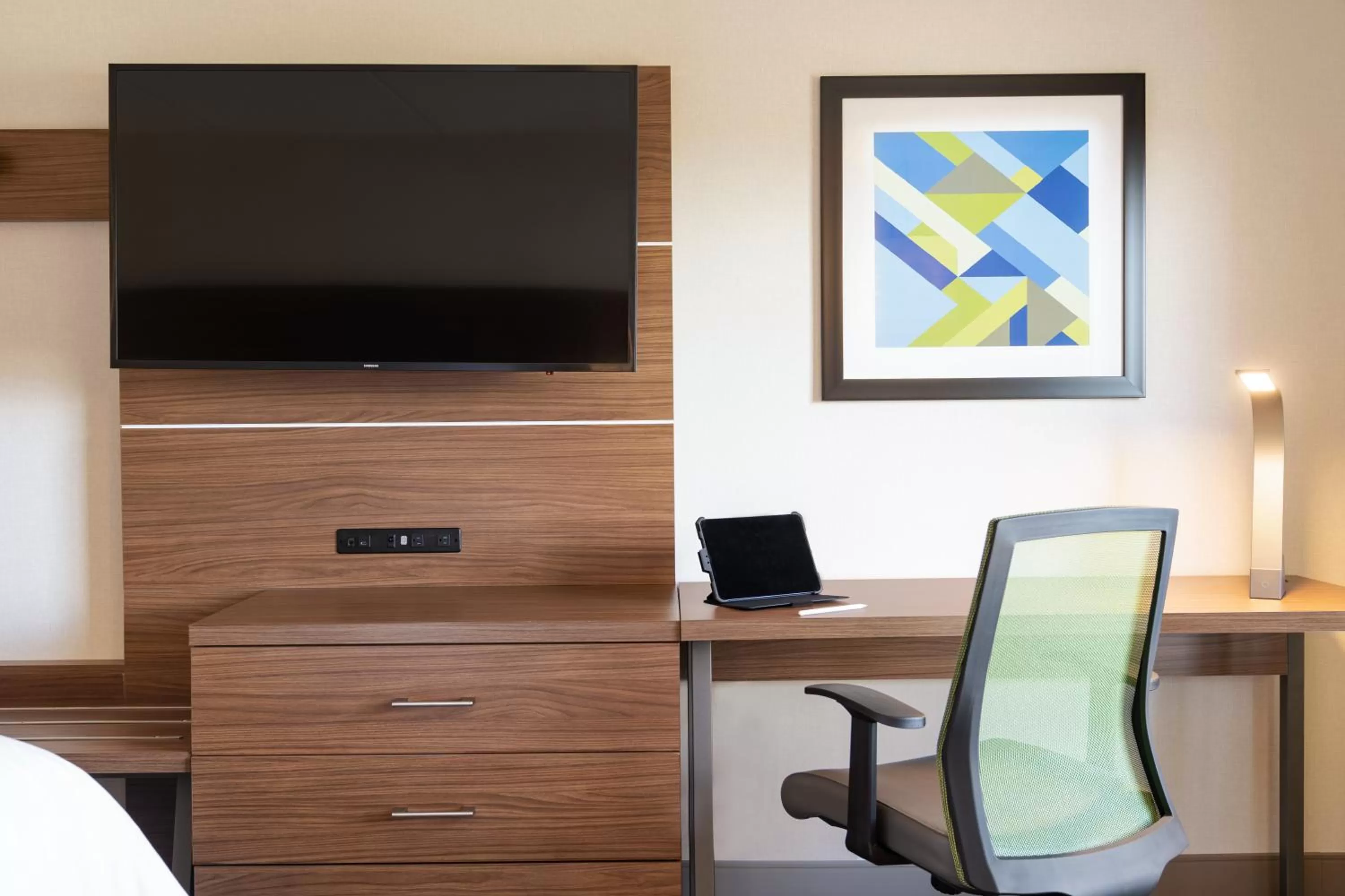 TV and multimedia in Holiday Inn Express - Plattsburgh by IHG