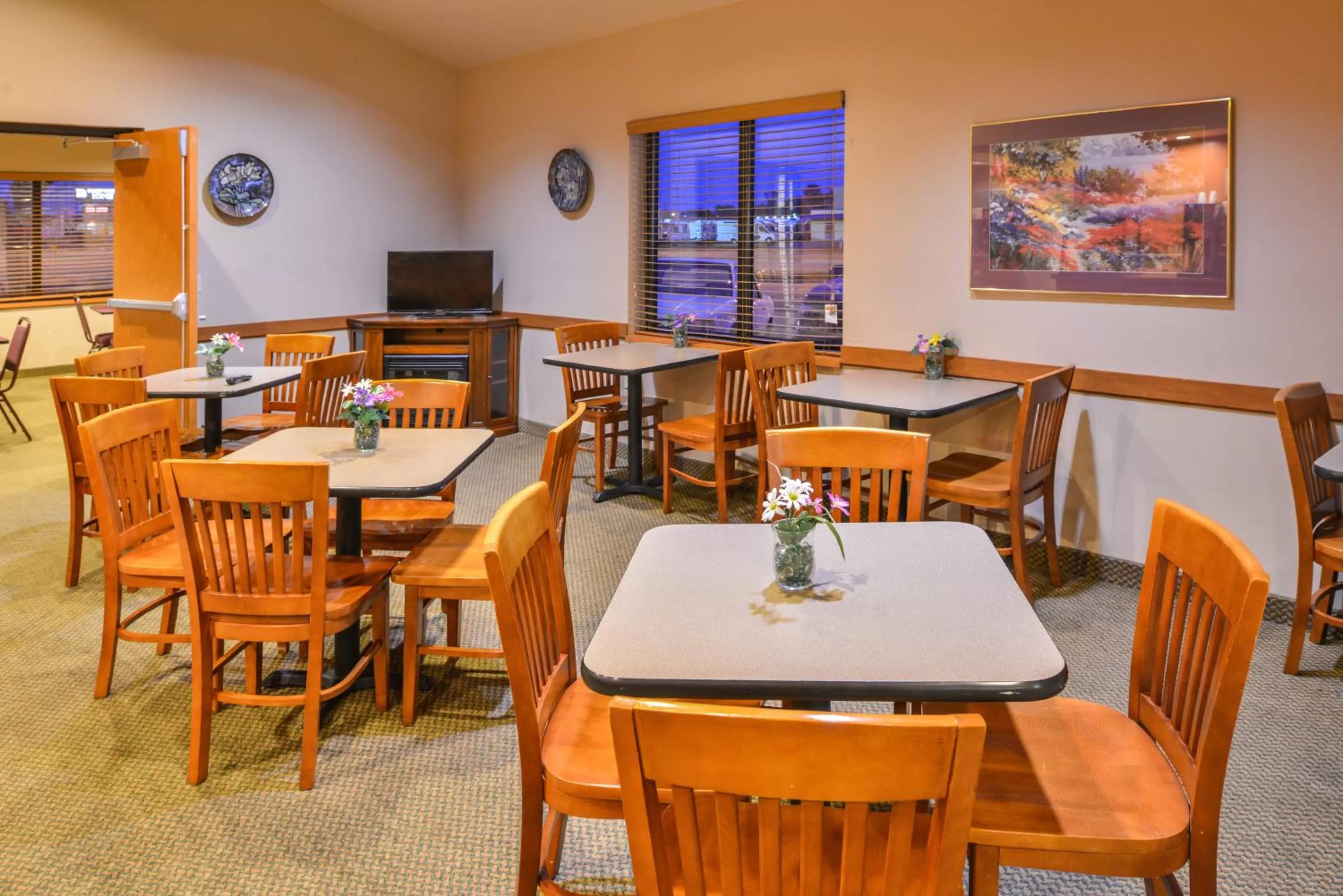 Restaurant/places to eat in Baymont by Wyndham Sioux Falls North,I-29,Russell St, Airport