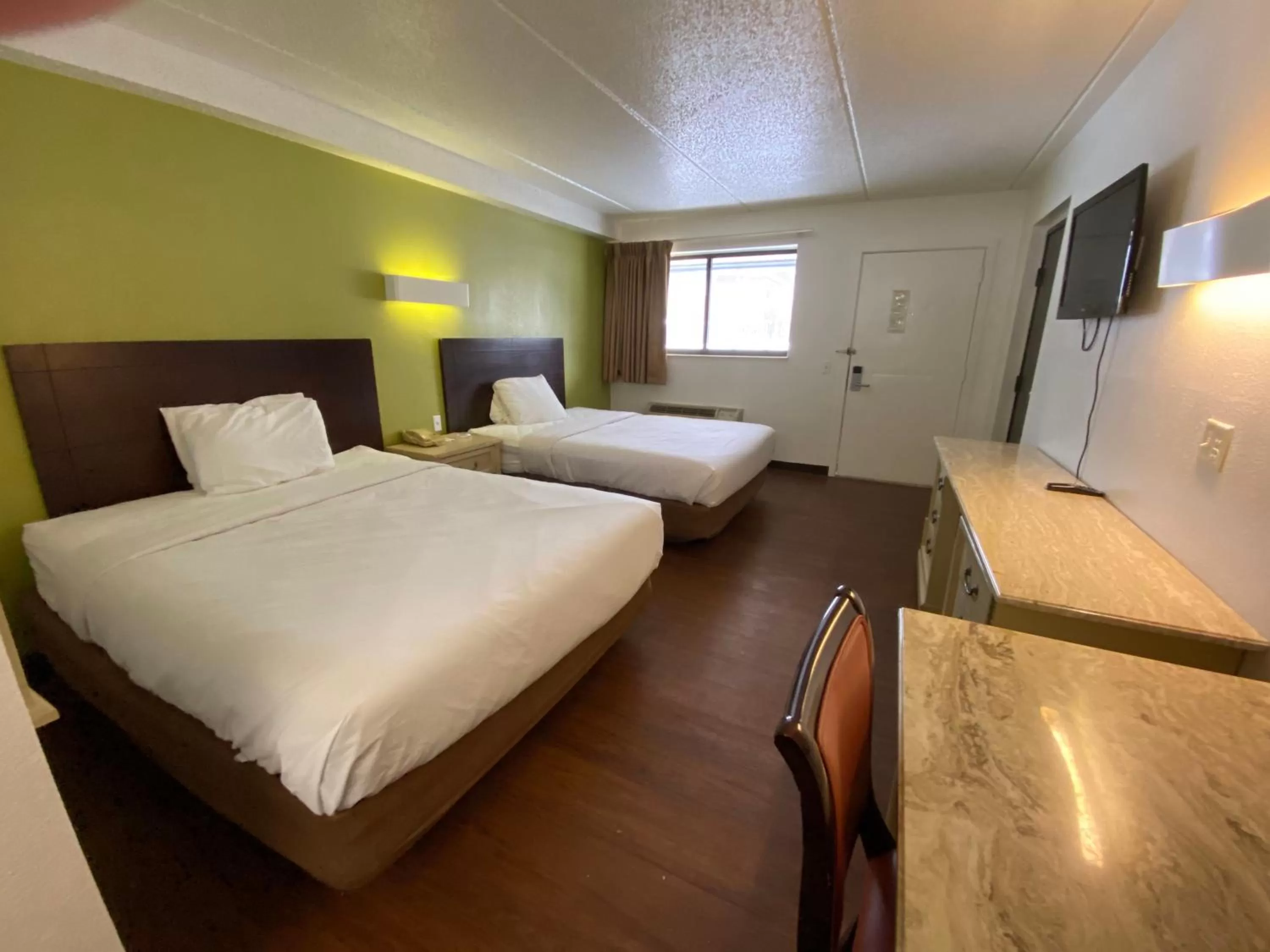 Photo of the whole room, Bed in Skylight Inn Willoughby - Cleveland Mentor