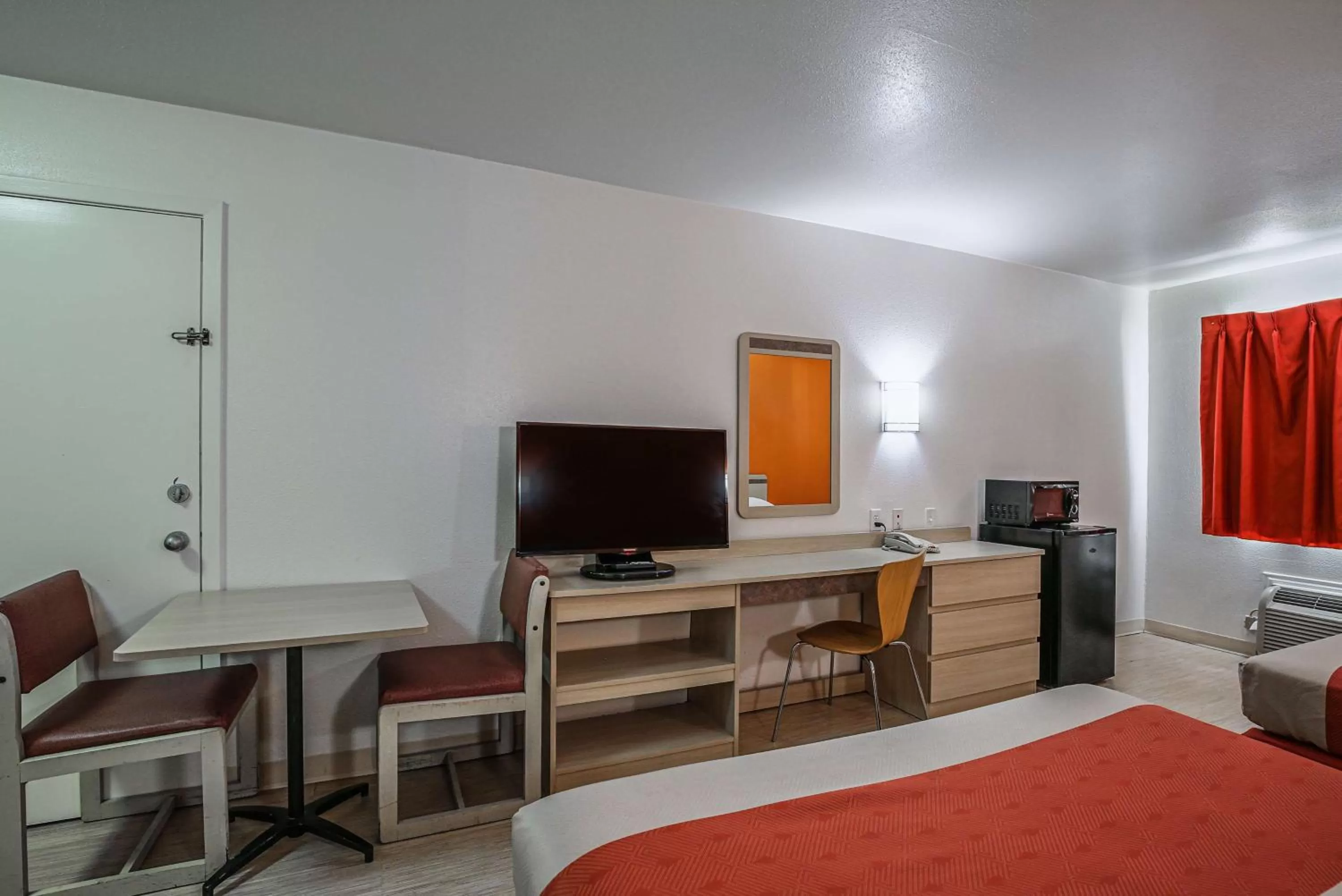 TV and multimedia, Bed in Motel 6-Pasadena, TX