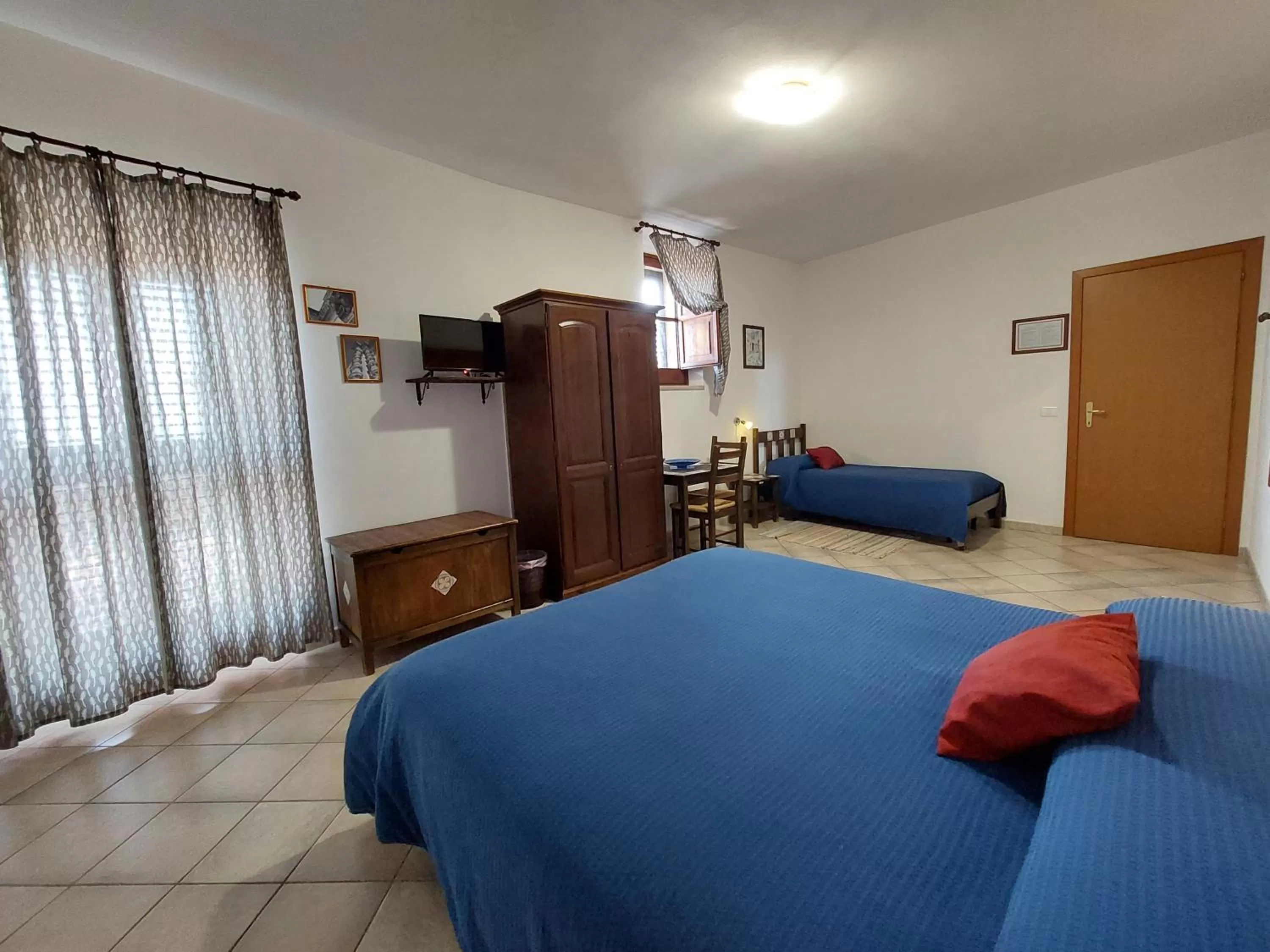 Photo of the whole room, Bed in Cloris Guest House