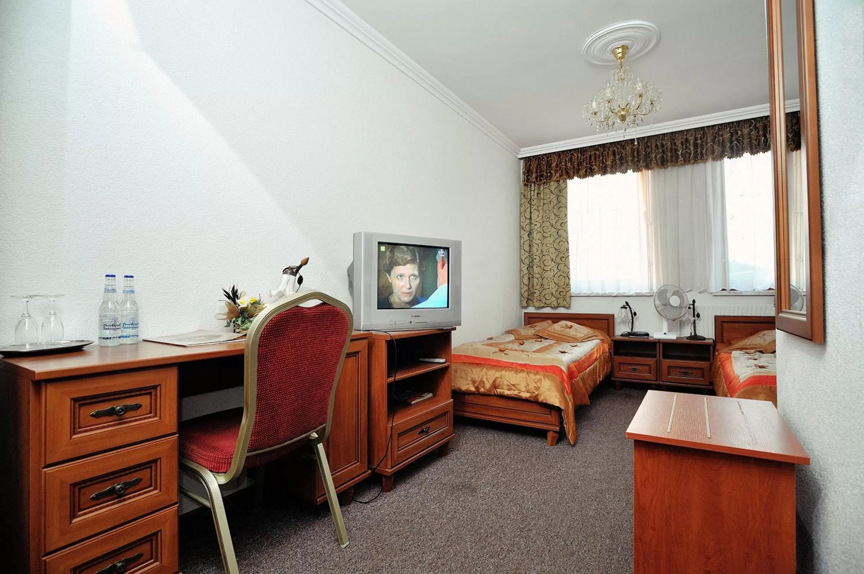 TV/Entertainment Center in Hotel Restauracja Twist