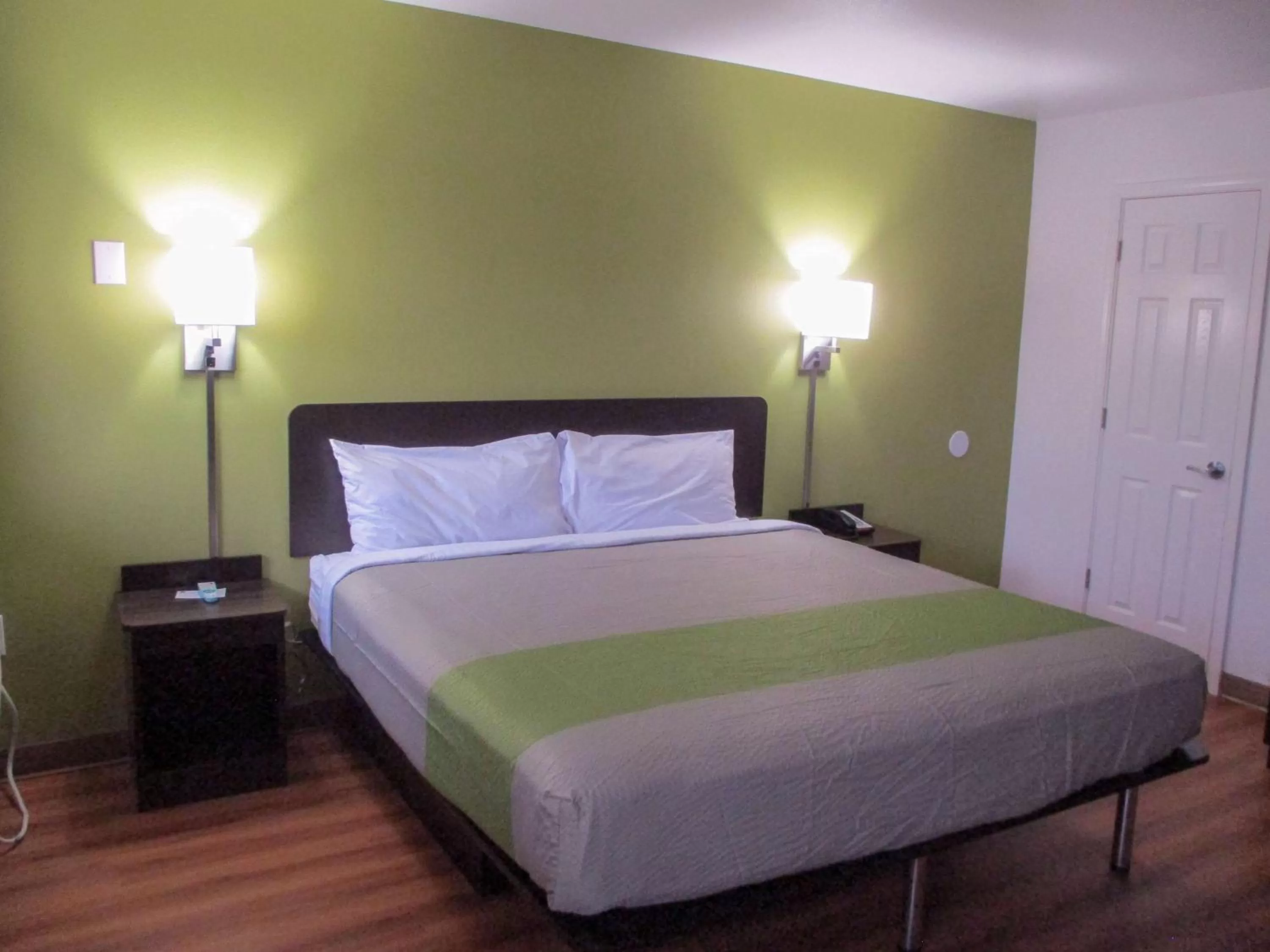 Photo of the whole room, Bed in Motel 6-North Olmsted, OH - Cleveland