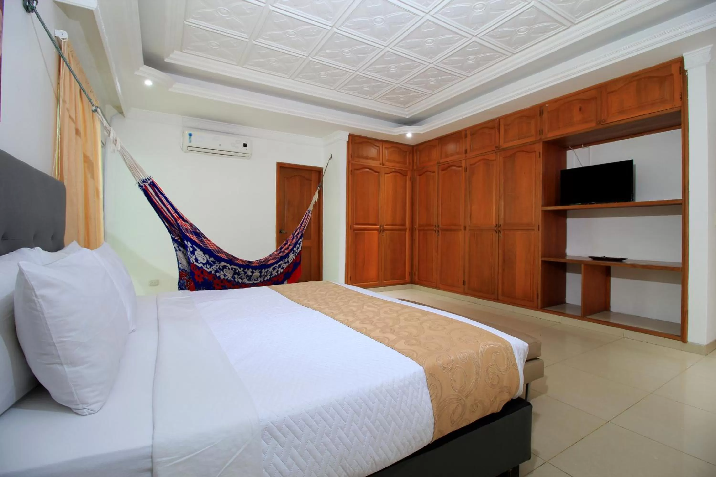 Communal lounge/ TV room, Bed in Hotel Abi Inn By GEH Suites