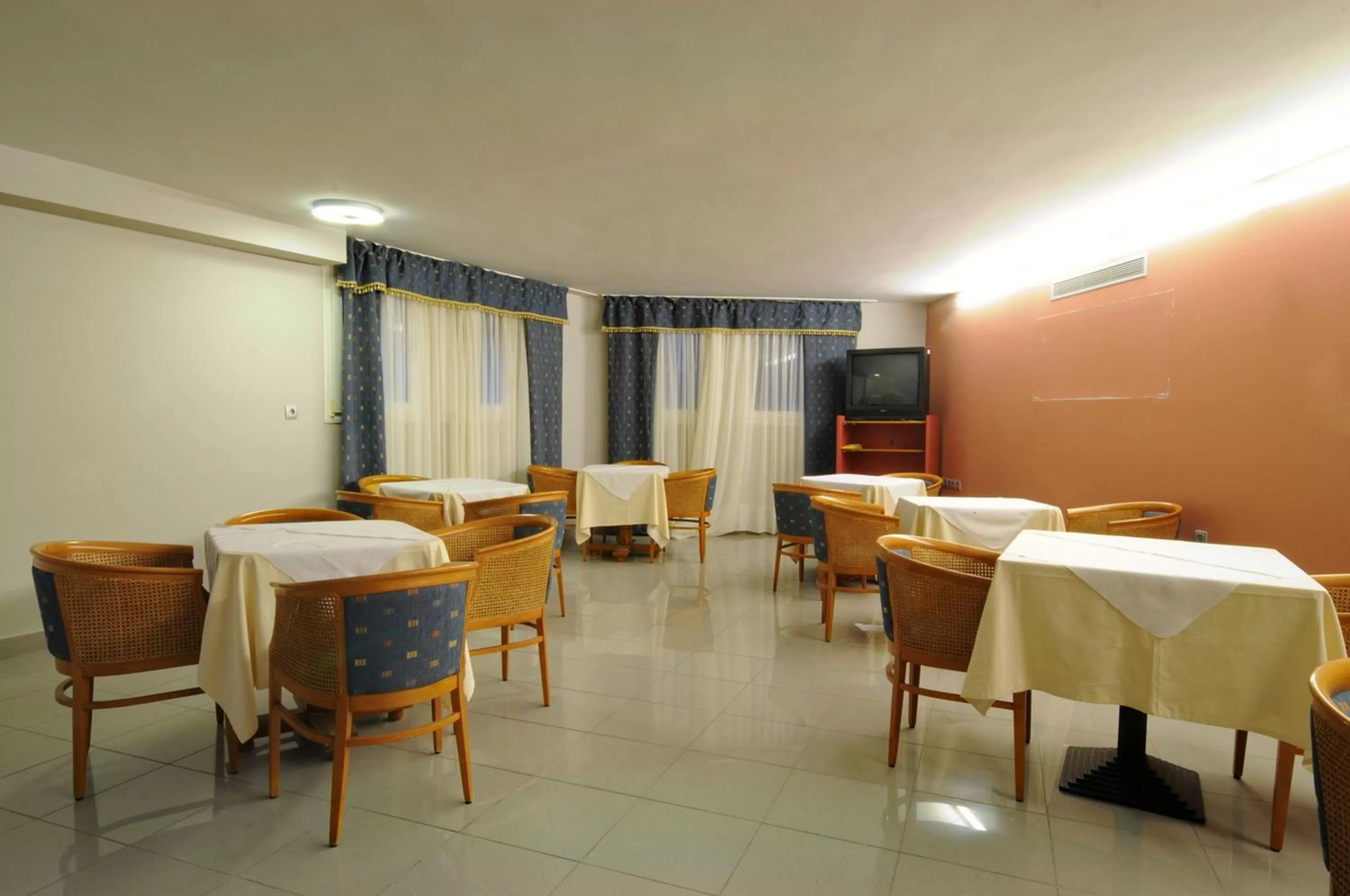 Restaurant/places to eat in Maritina Hotel