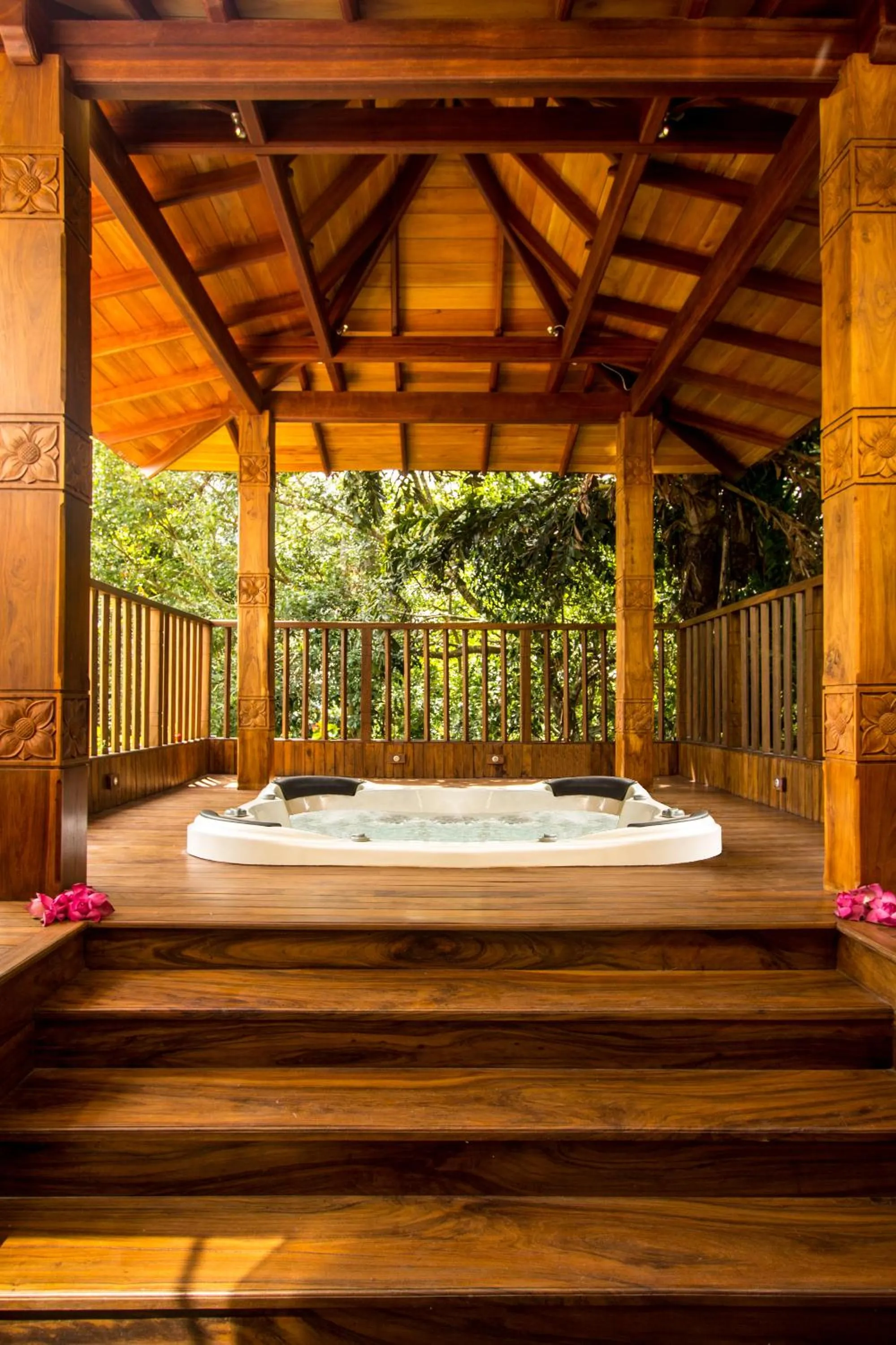 Hot Tub in Randholee Resort & Spa