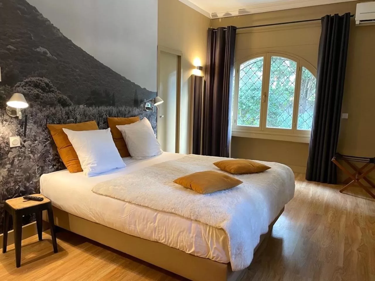 Bedroom, Bed in Le Sens Six