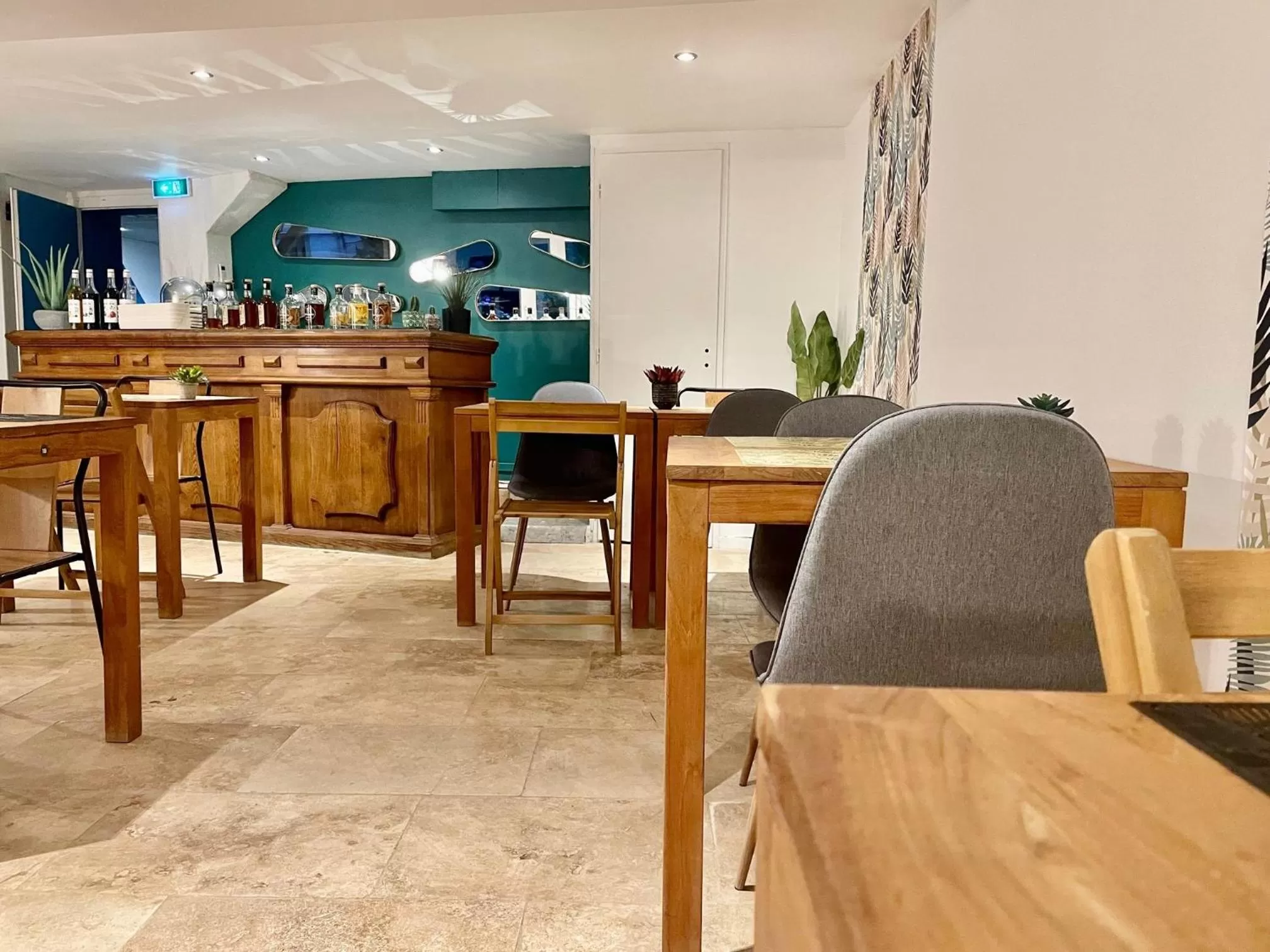 Lounge or bar in Hôtel Le Thurot- Dijon Centre ville Gare