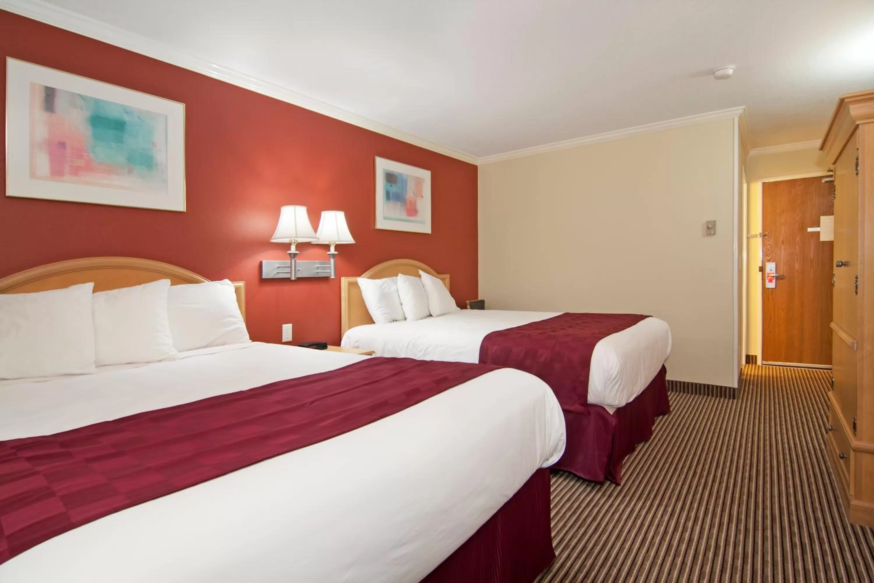 Bedroom, Bed in Valley Inn Shakopee