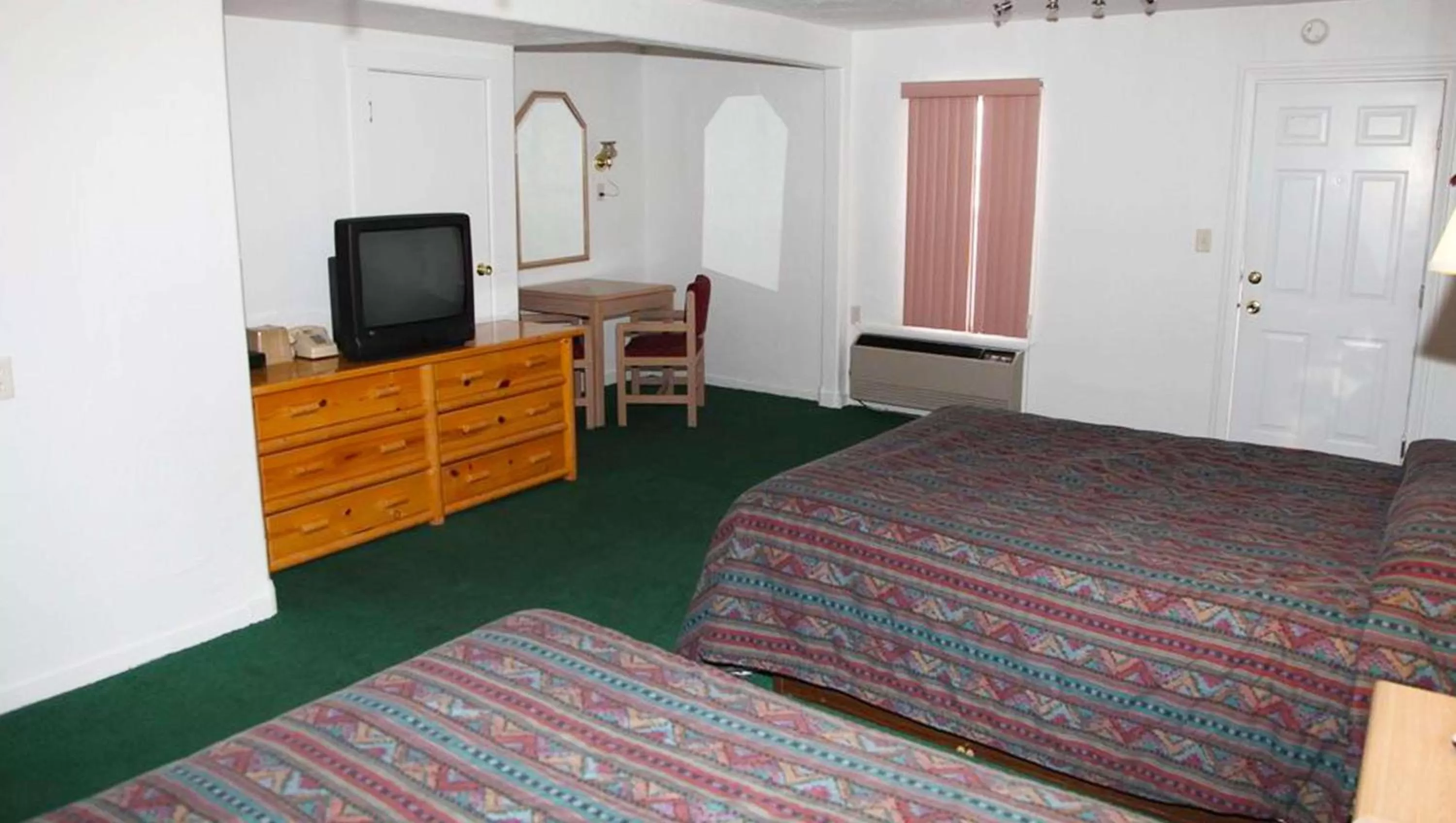 Photo of the whole room, Bed in Marianna Inn Panguitch