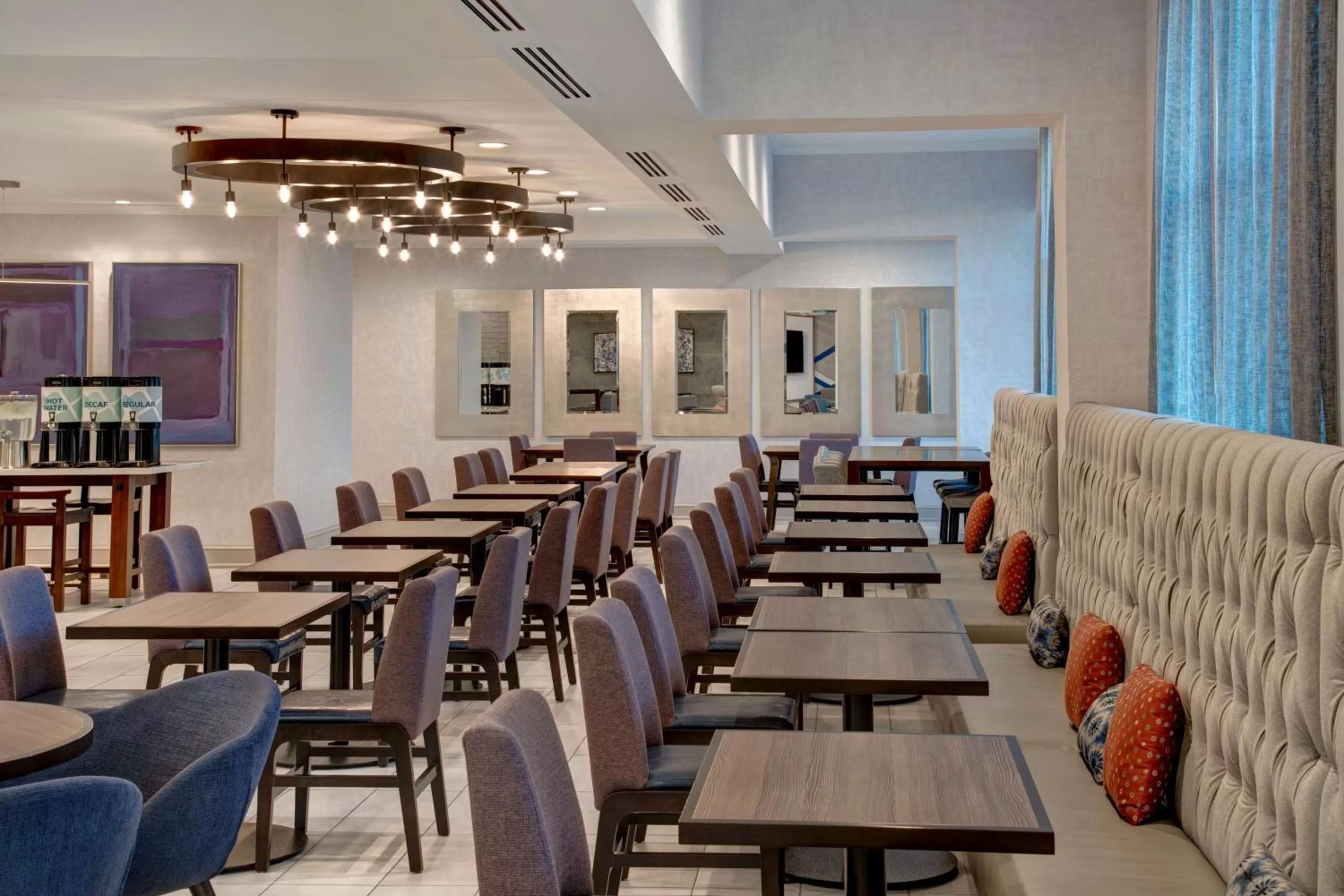 Restaurant/places to eat in Hilton Garden Inn Kansas City/Kansas