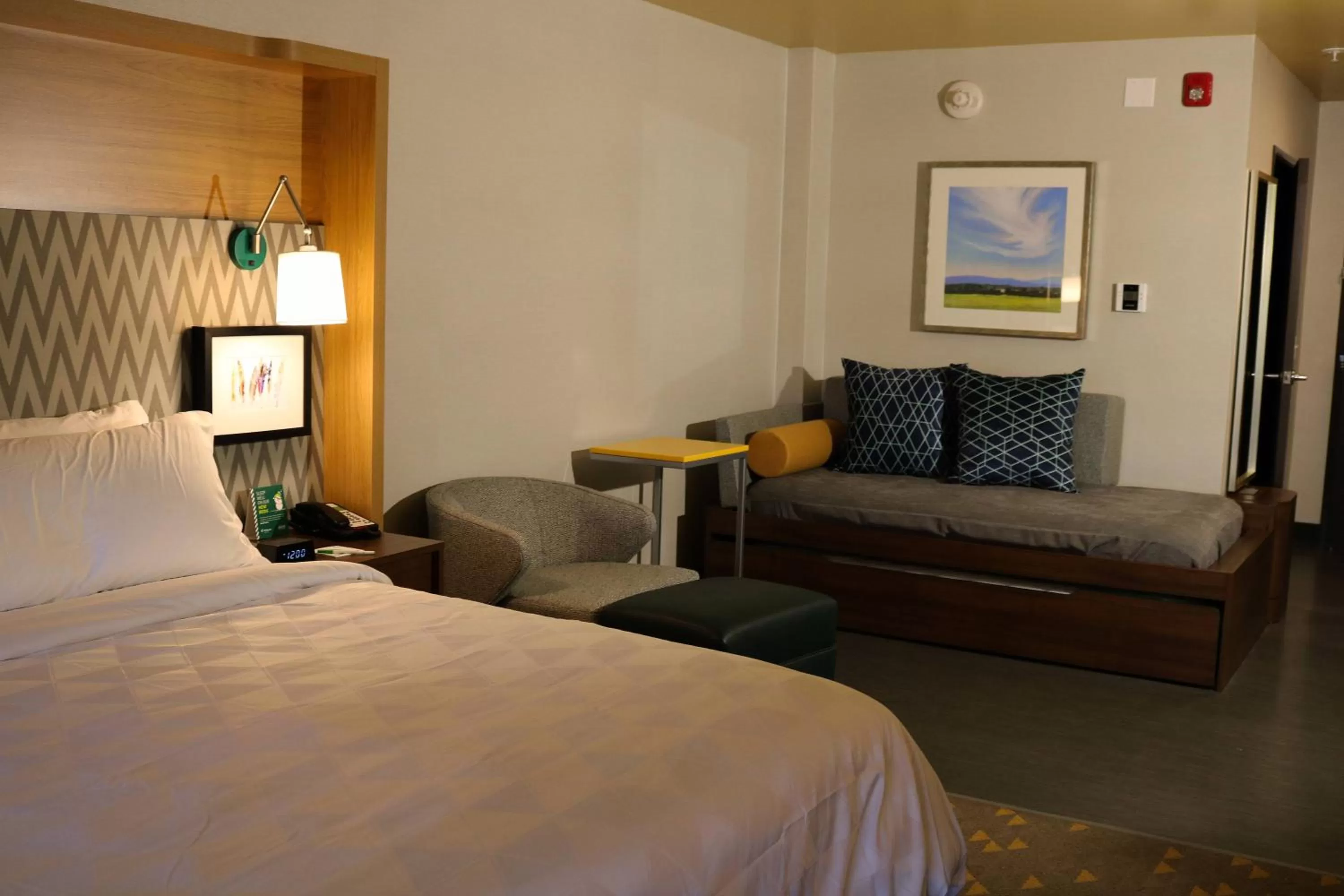 Photo of the whole room, Bed in Holiday Inn - Jonesboro by IHG