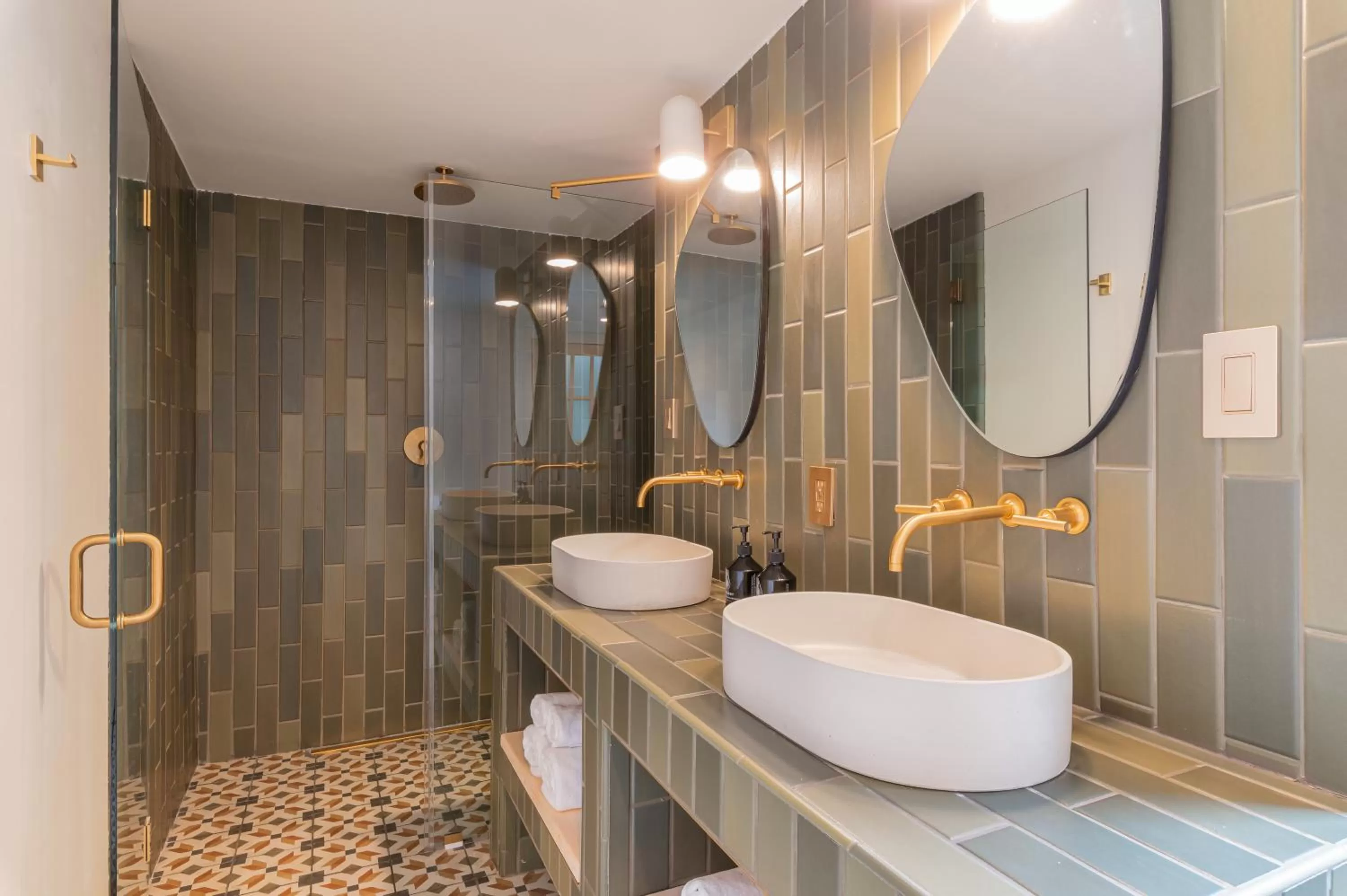 Shower in Eastwind Hotel Lake Placid