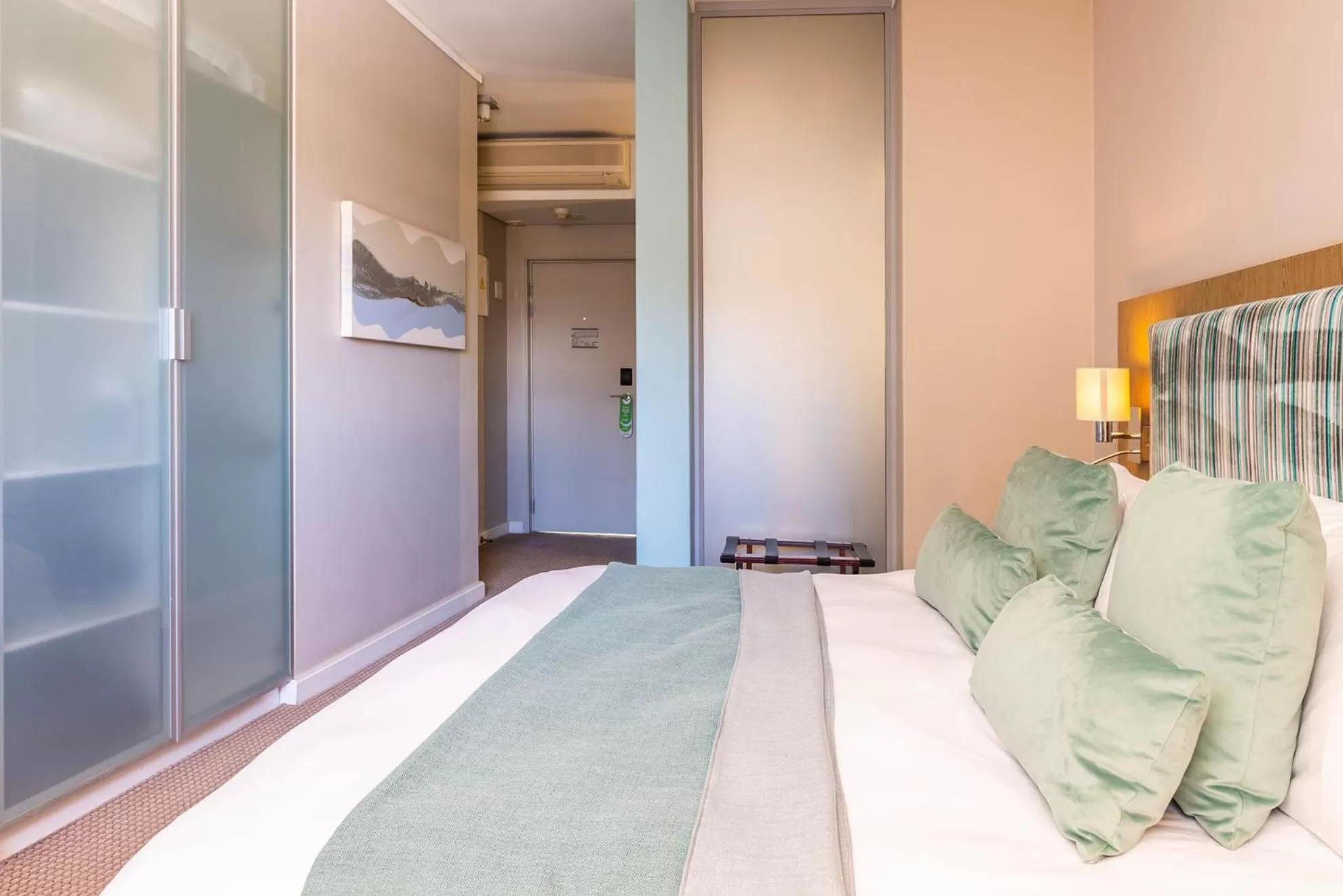 TV and multimedia, Bed in aha Harbour Bridge Hotel & Suites