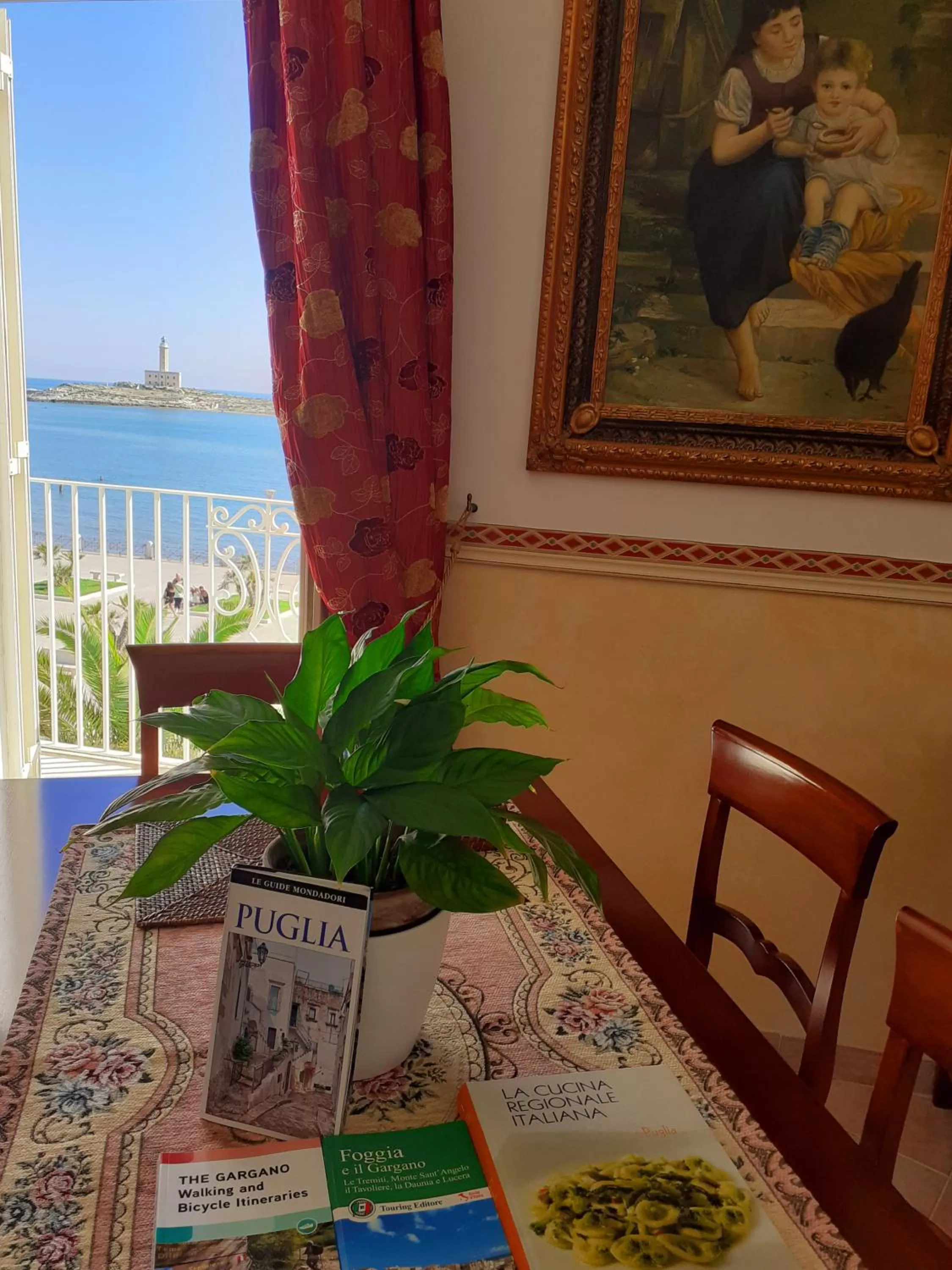 Communal lounge/ TV room in B&B Marina Piccola