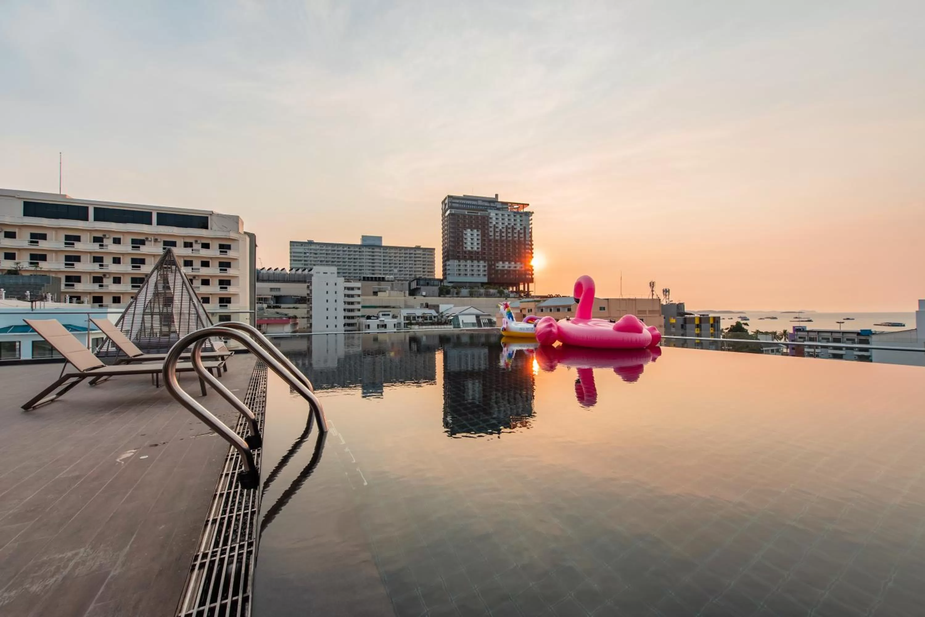 Swimming pool in Blackwoods Hotel Pattaya - SHA Extra Plus