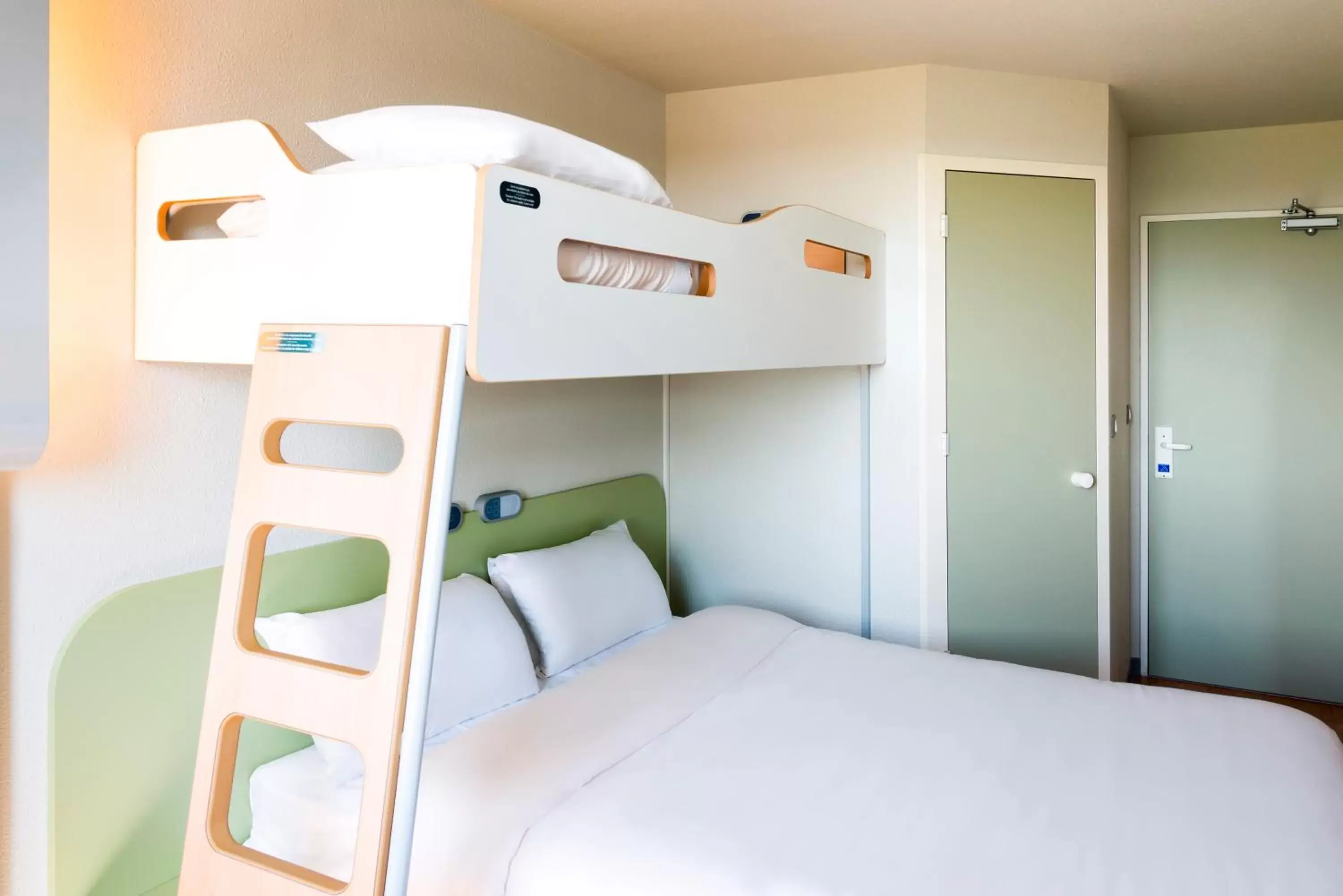 Triple Room with Bunk Bed in Ibis Budget Clermont Ferrand - Le Brezet - Aeroport Triple Room with Bunk Bed in Ibis Budget Clermont Ferrand - Le Brezet - Aeroport