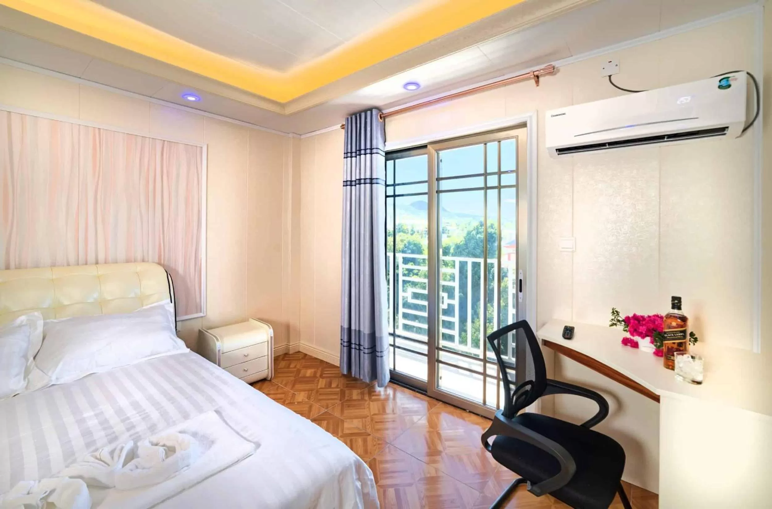 Photo of the whole room in Riverside Hotel