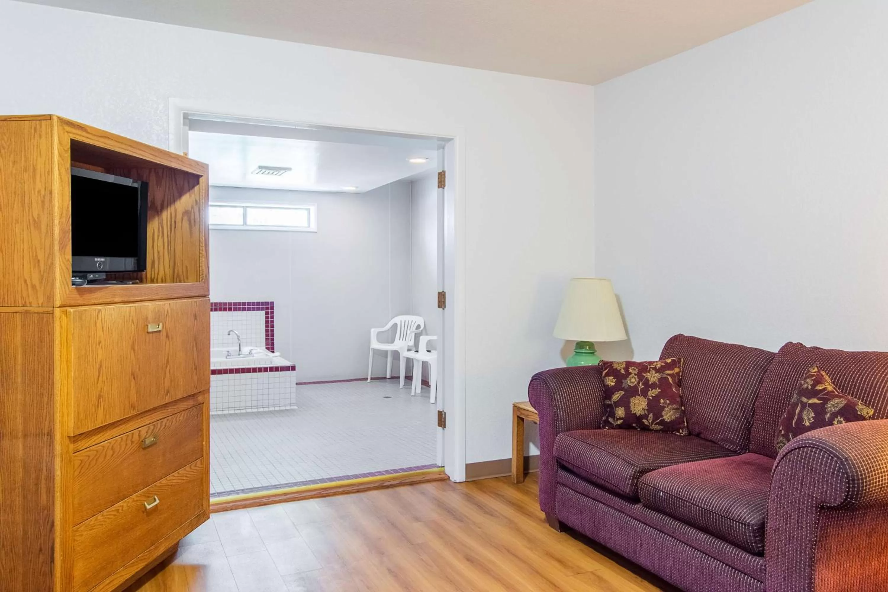 Photo of the whole room, Bed in Motel 6-Madras, OR