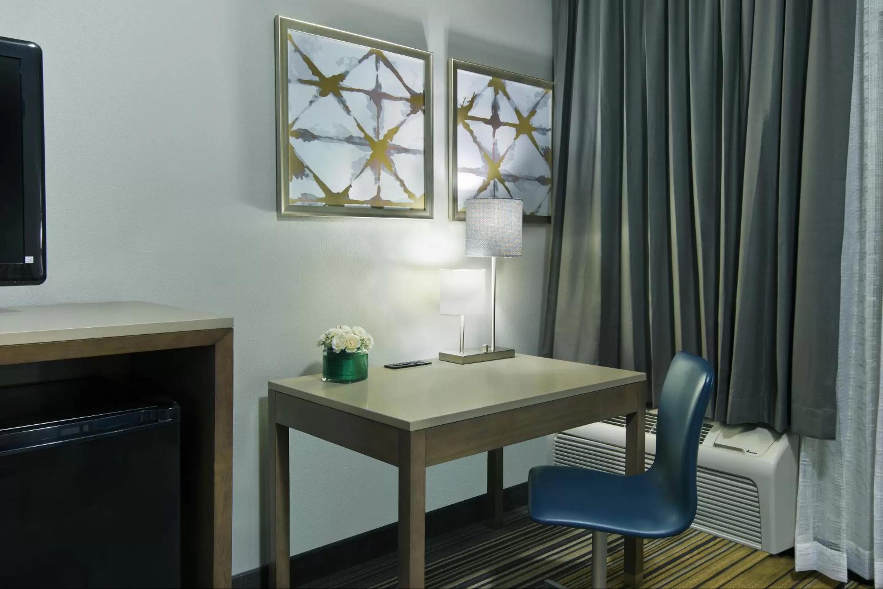 Living room in Oxford Suites Spokane Downtown