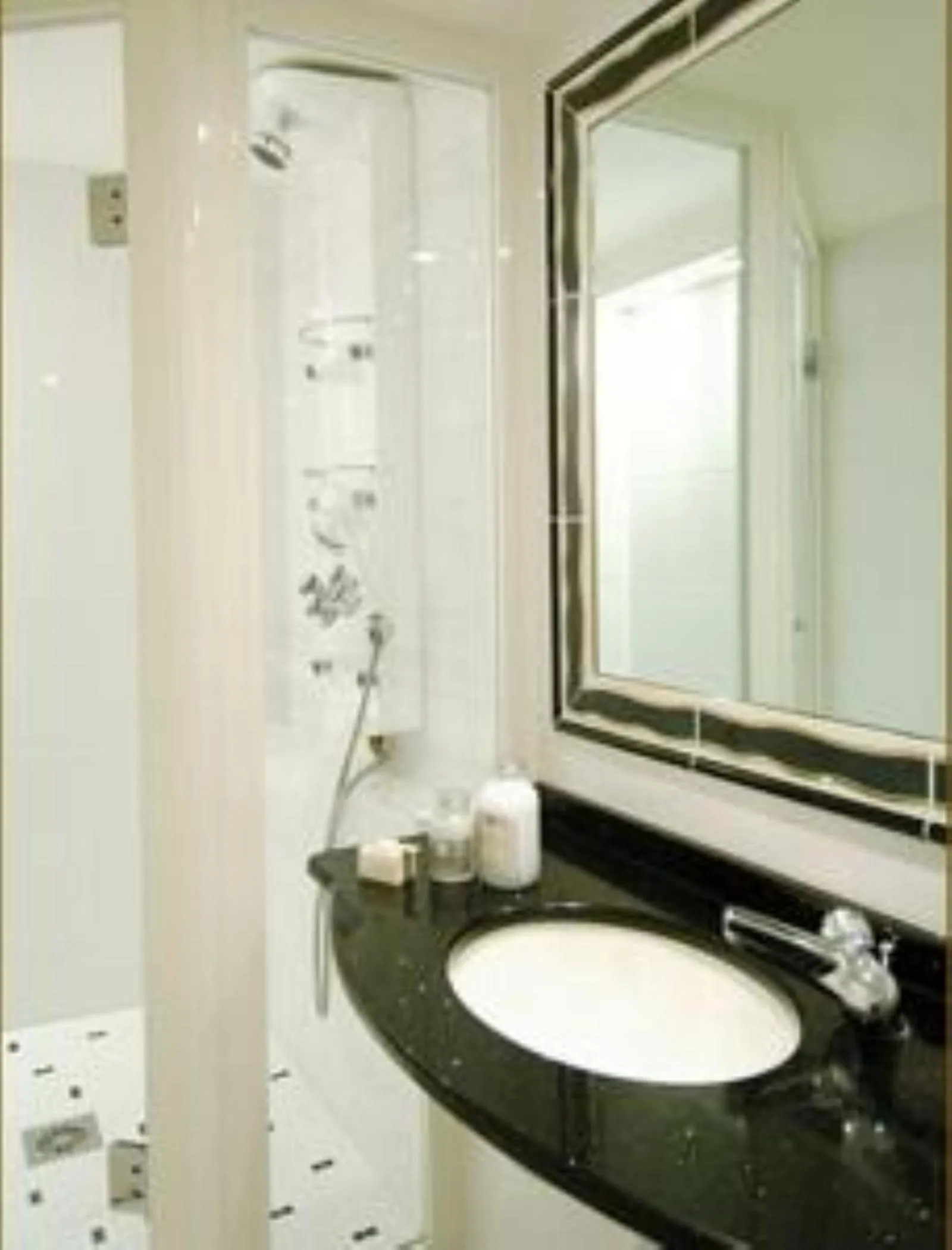 Bathroom in Hôtel Gaillon Opera