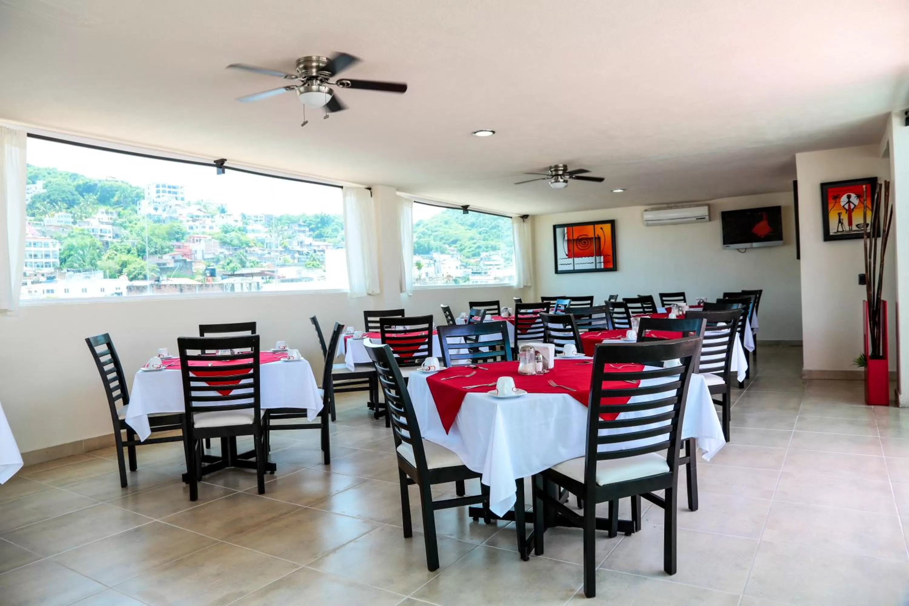 Restaurant/places to eat in Hotel Portonovo Plaza Malecon