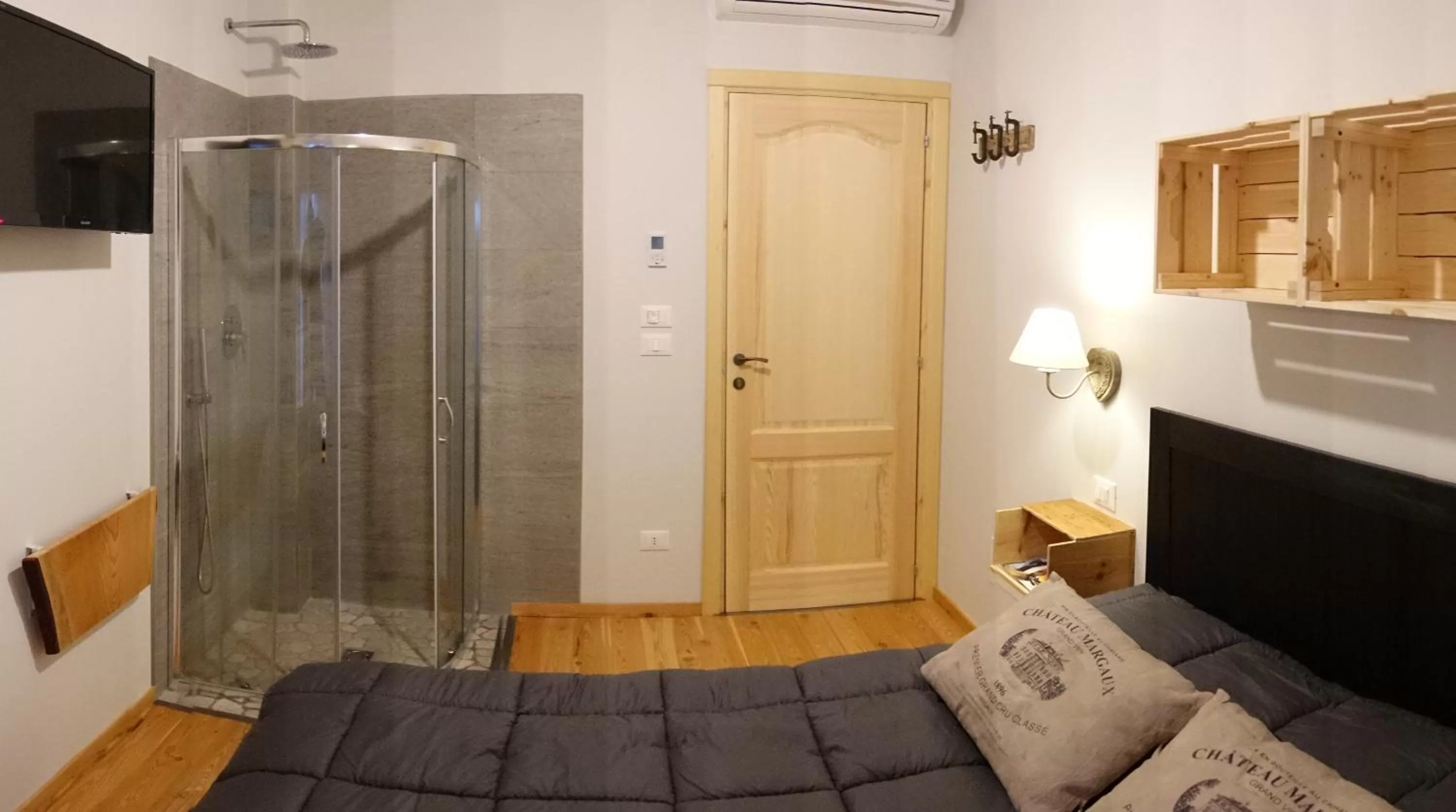 Shower, Bed in Rooms Maison 3 Magnoni