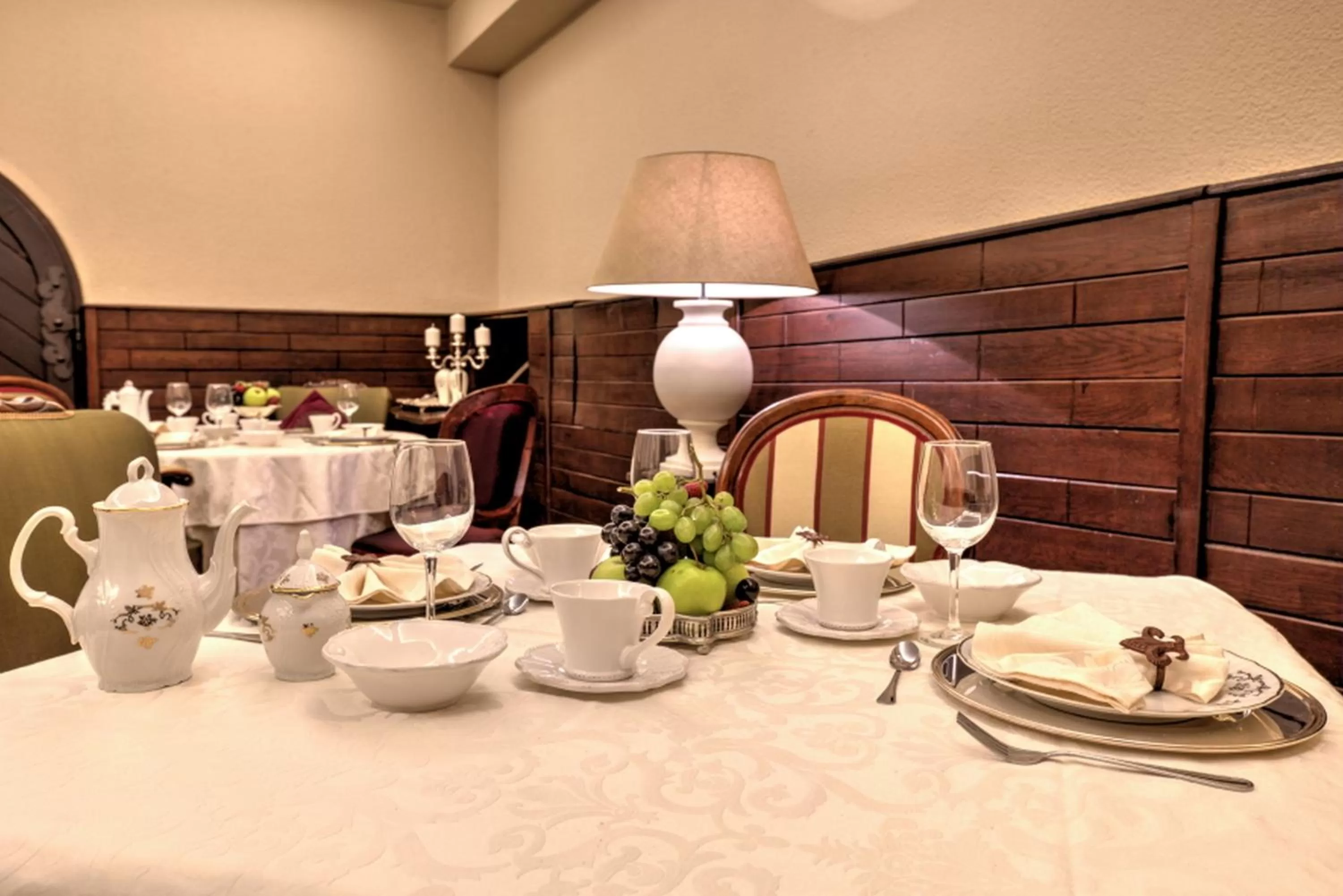 Restaurant/places to eat in Grand Boutique Hotel