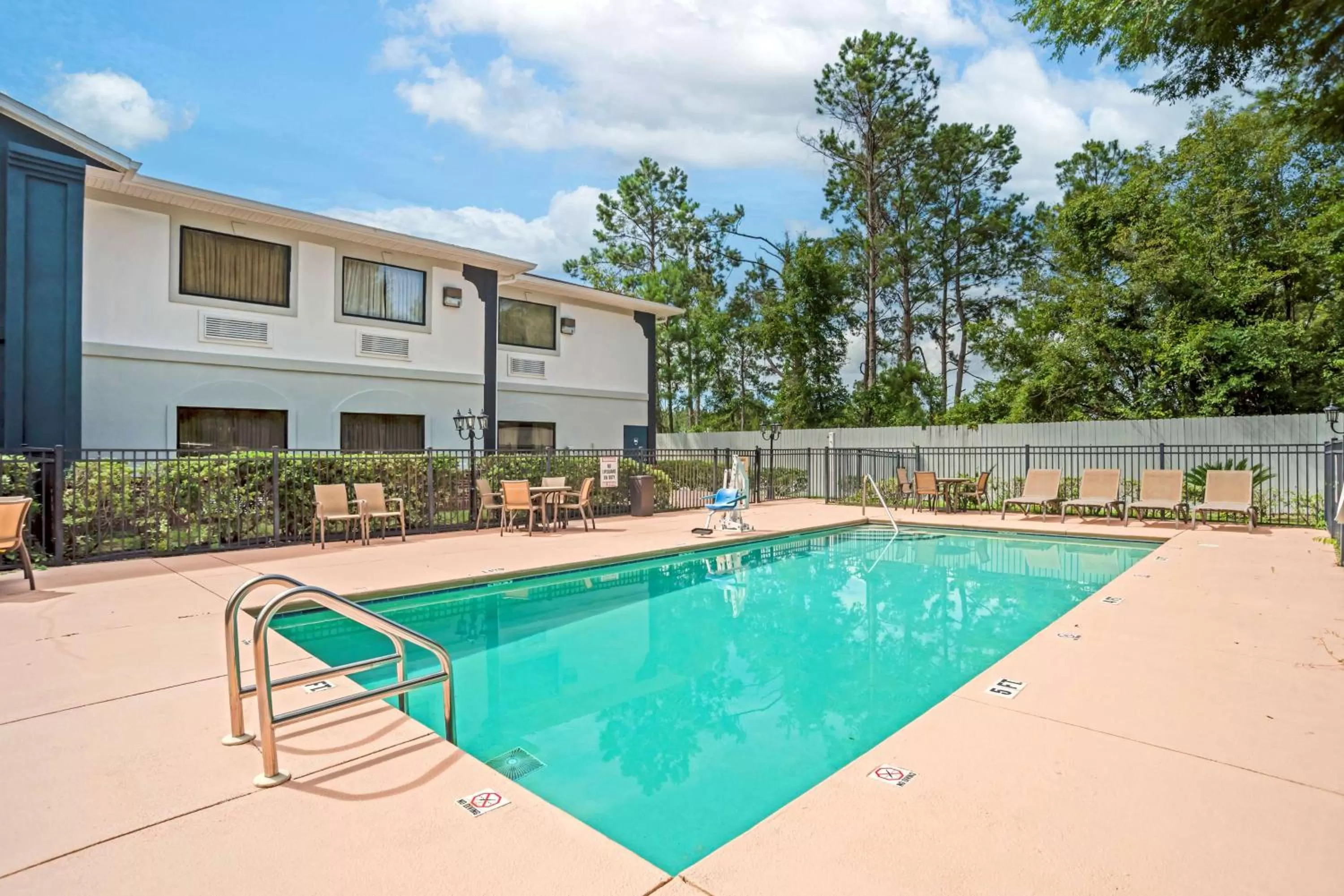 Pool view in Best Western Wakulla Inn & Suites