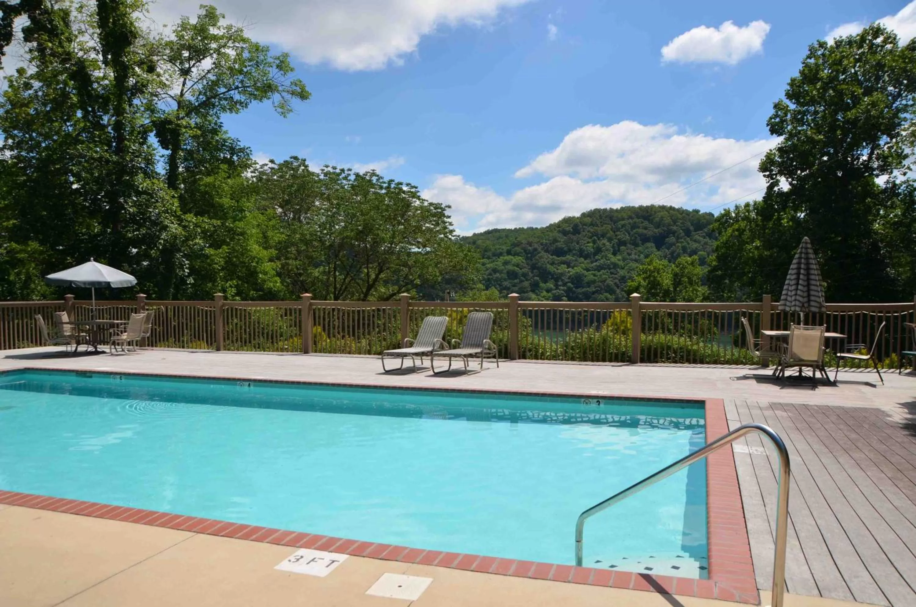 Swimming pool in The Retreat at Center Hill Lake