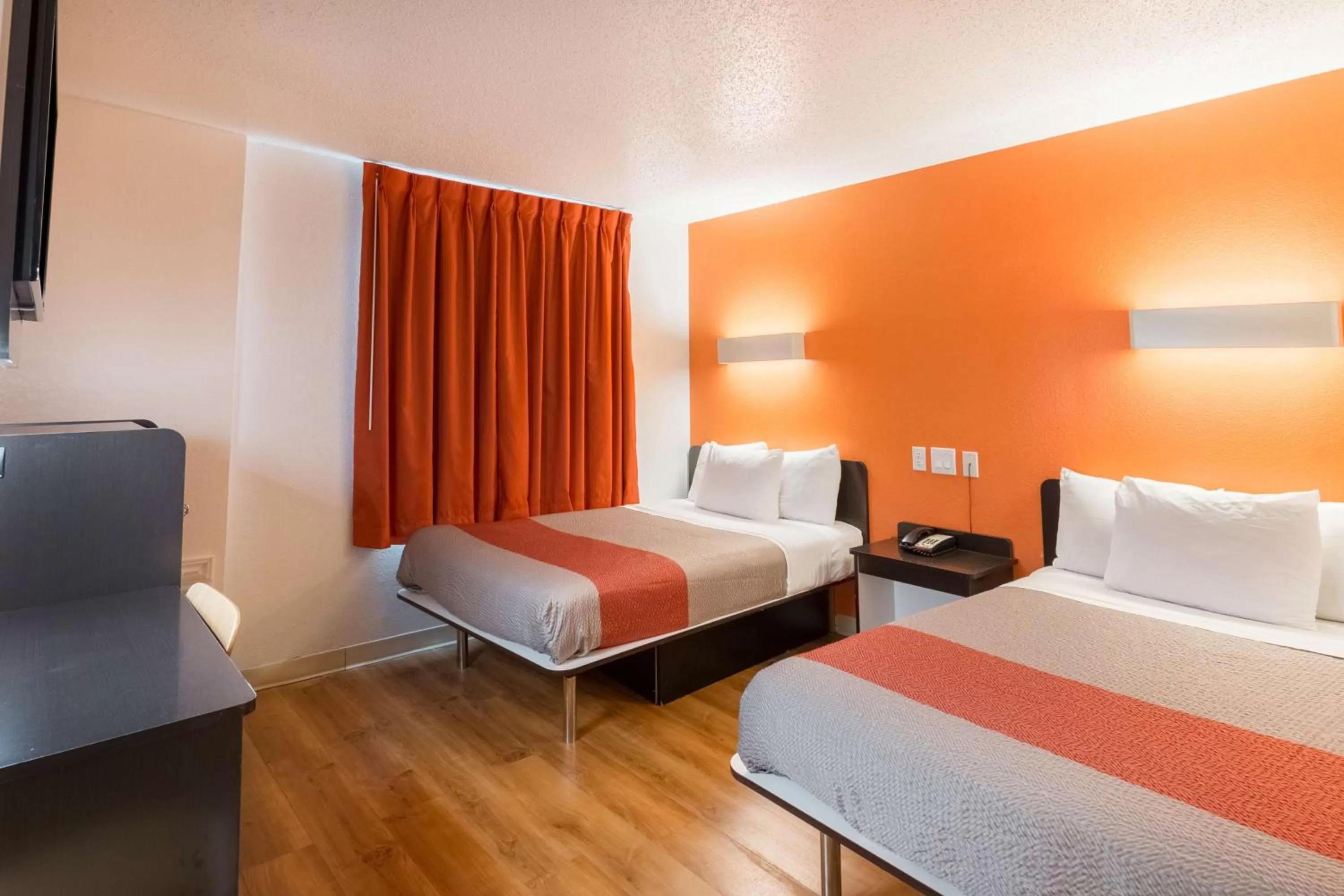 Photo of the whole room, Bed in Motel 6-Irving, TX - DFW Airport North