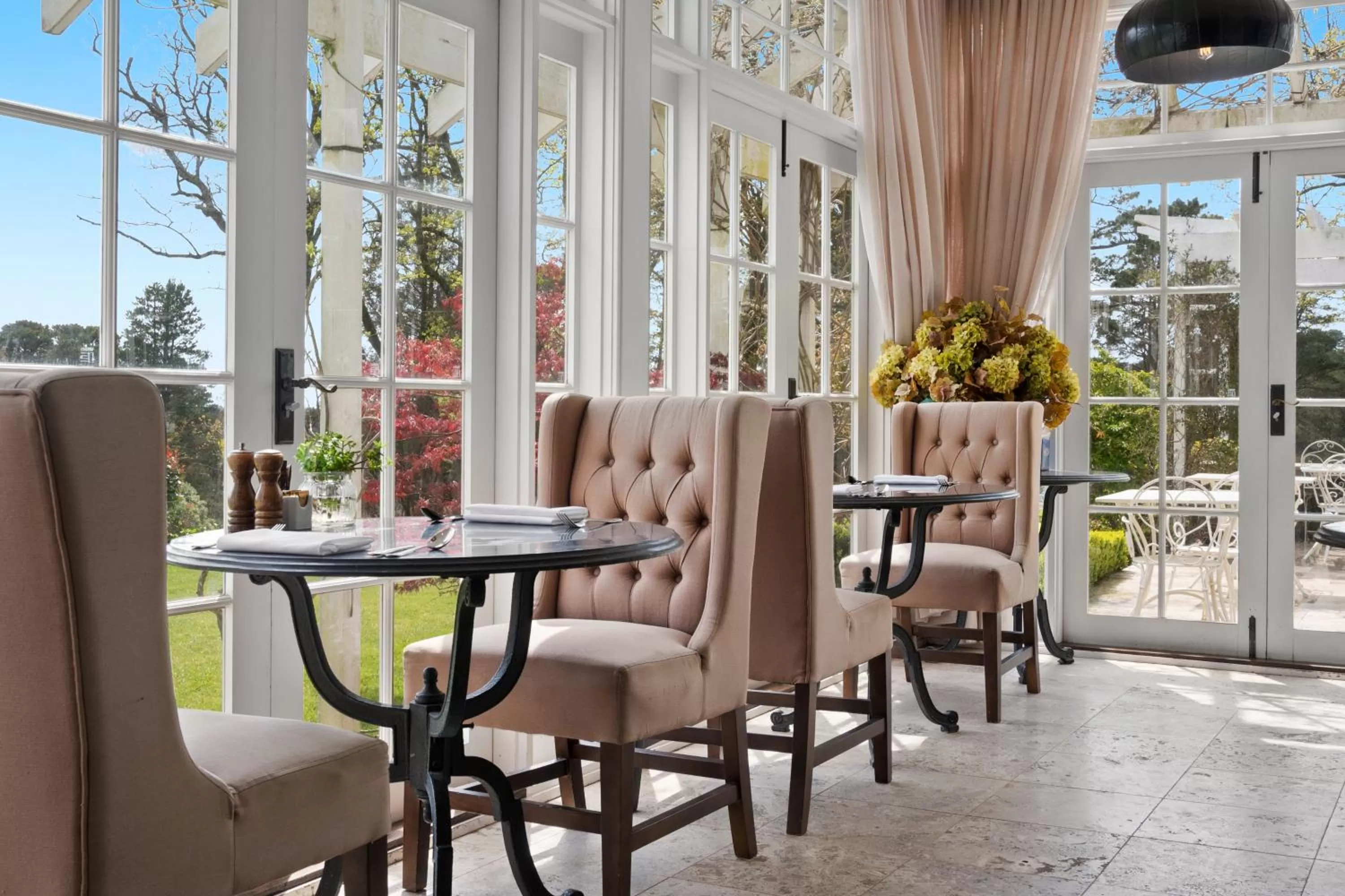 Dining area in Parklands Country Gardens & Lodges Blue Mountains