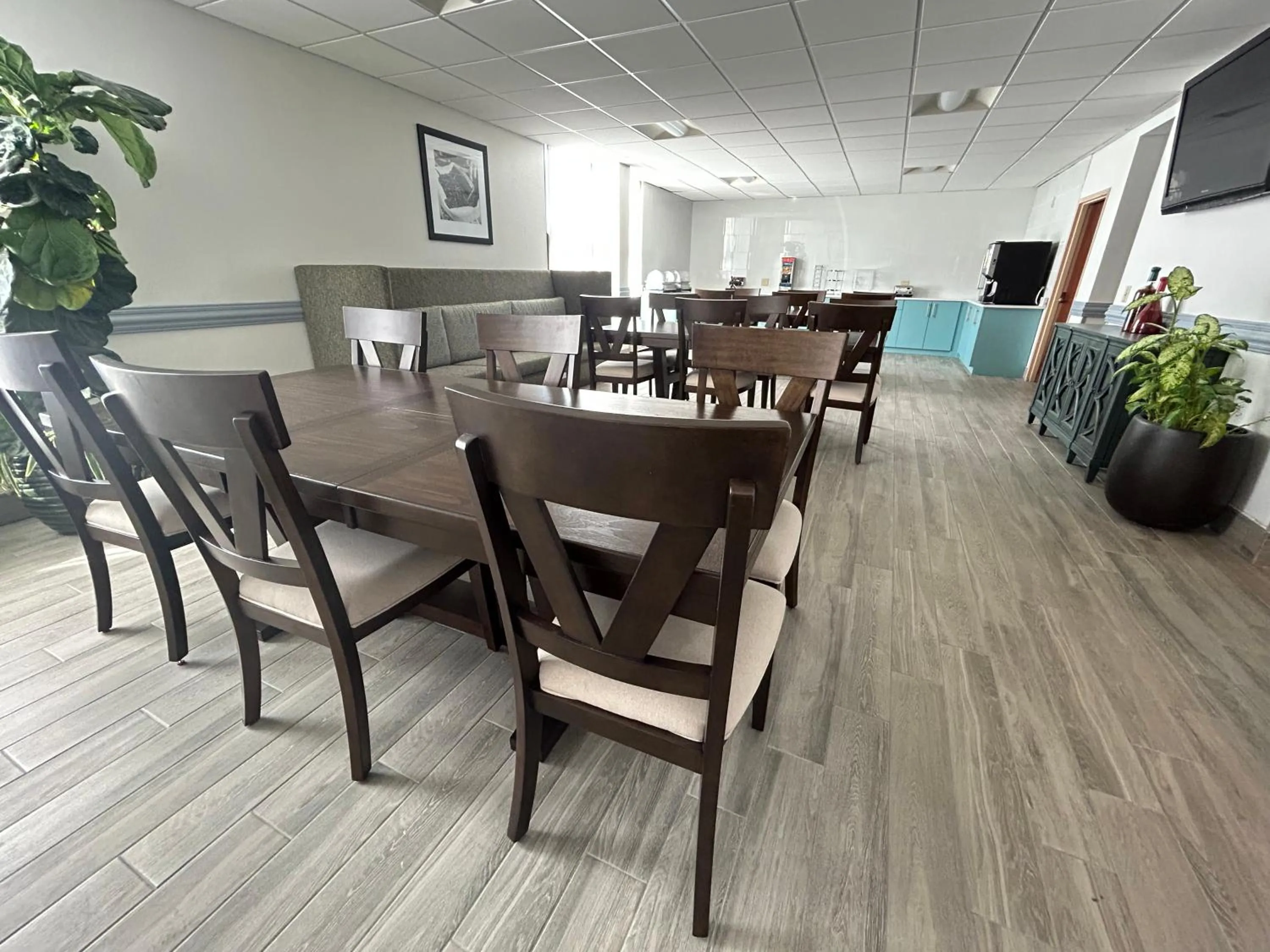 Seating area in Clarion Inn & Suites Grand Rapids Airport