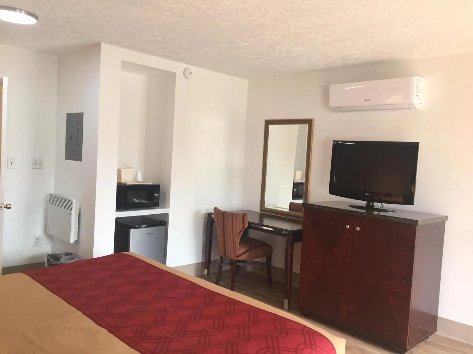 TV and multimedia, Bed in Econo Lodge Inn & Suites Lake Harmony - Pocono Mountains Area
