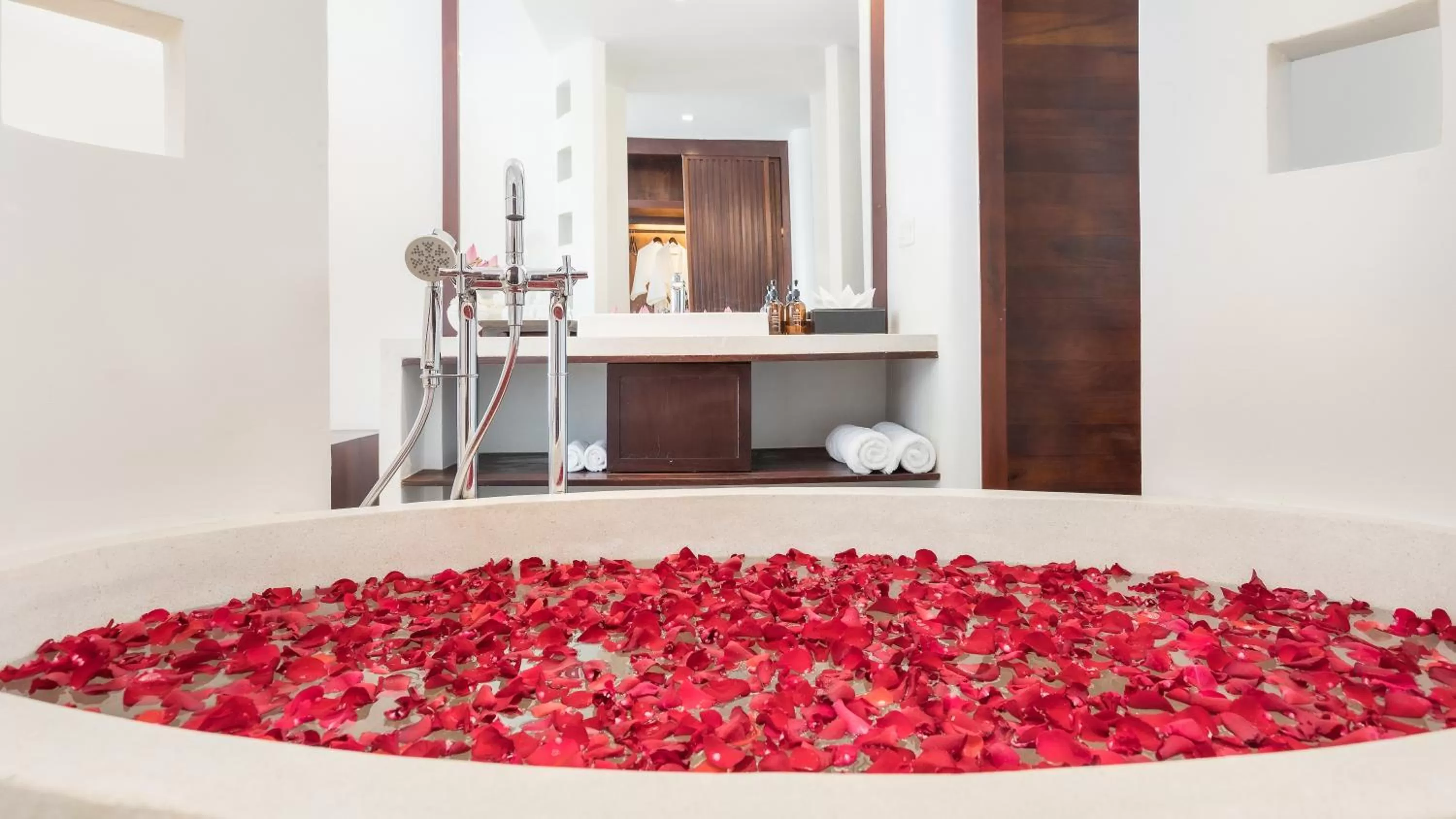 Bath in Shintana Saya La Maison