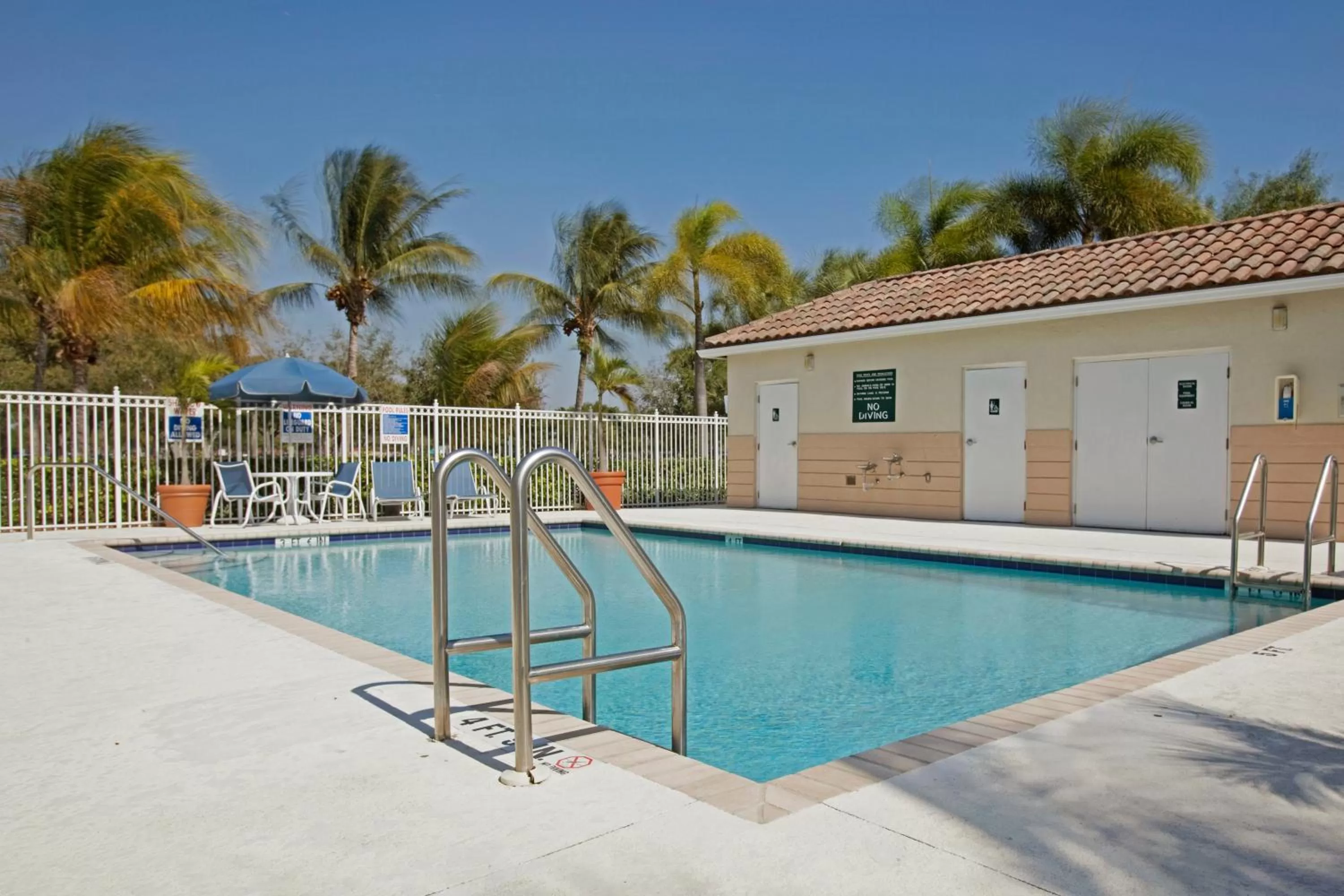 Swimming pool in Extended Stay America Suites - Fort Lauderdale - Plantation