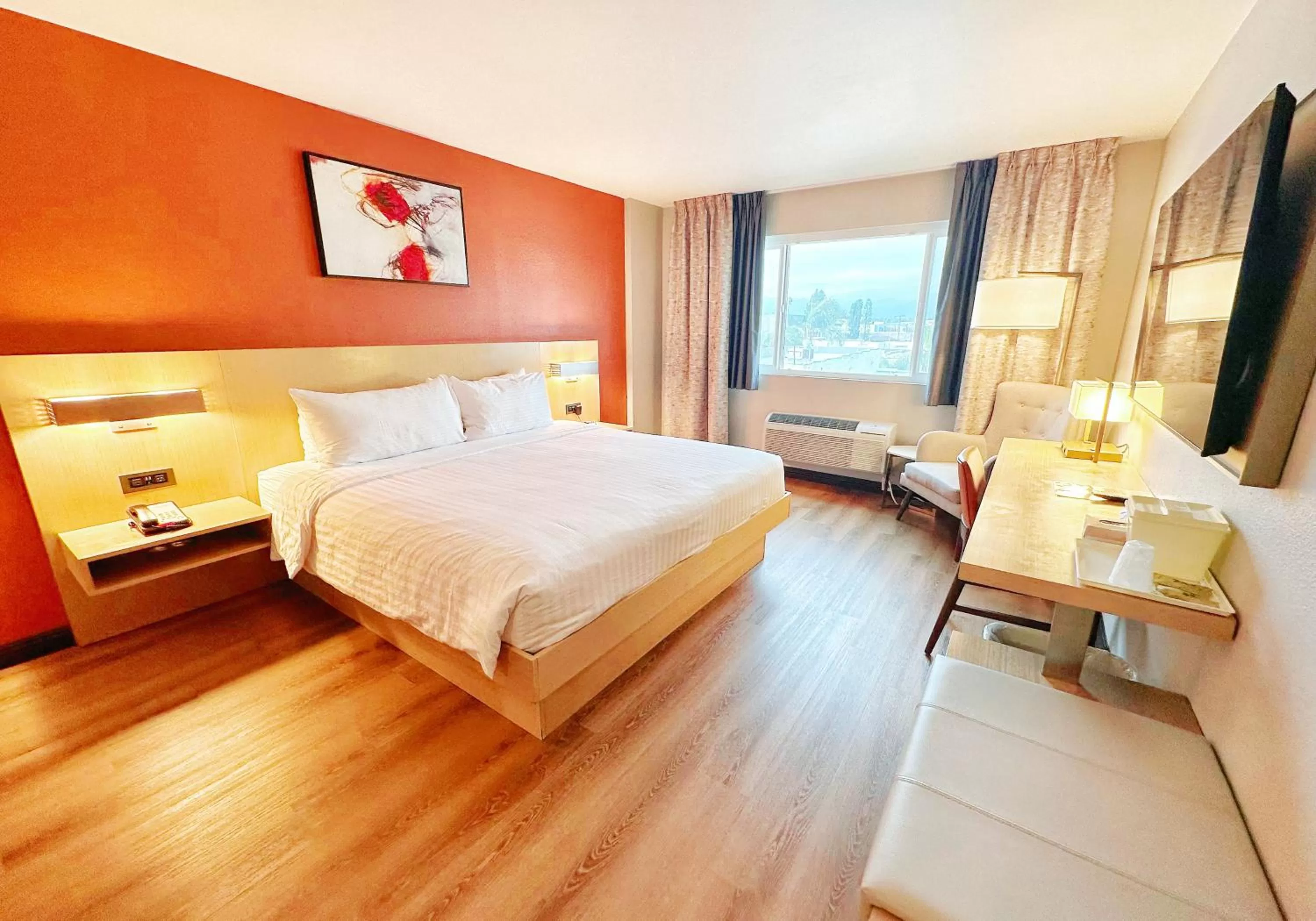 Photo of the whole room, Bed in Lincoln Hotel Monterey Park Los Angeles